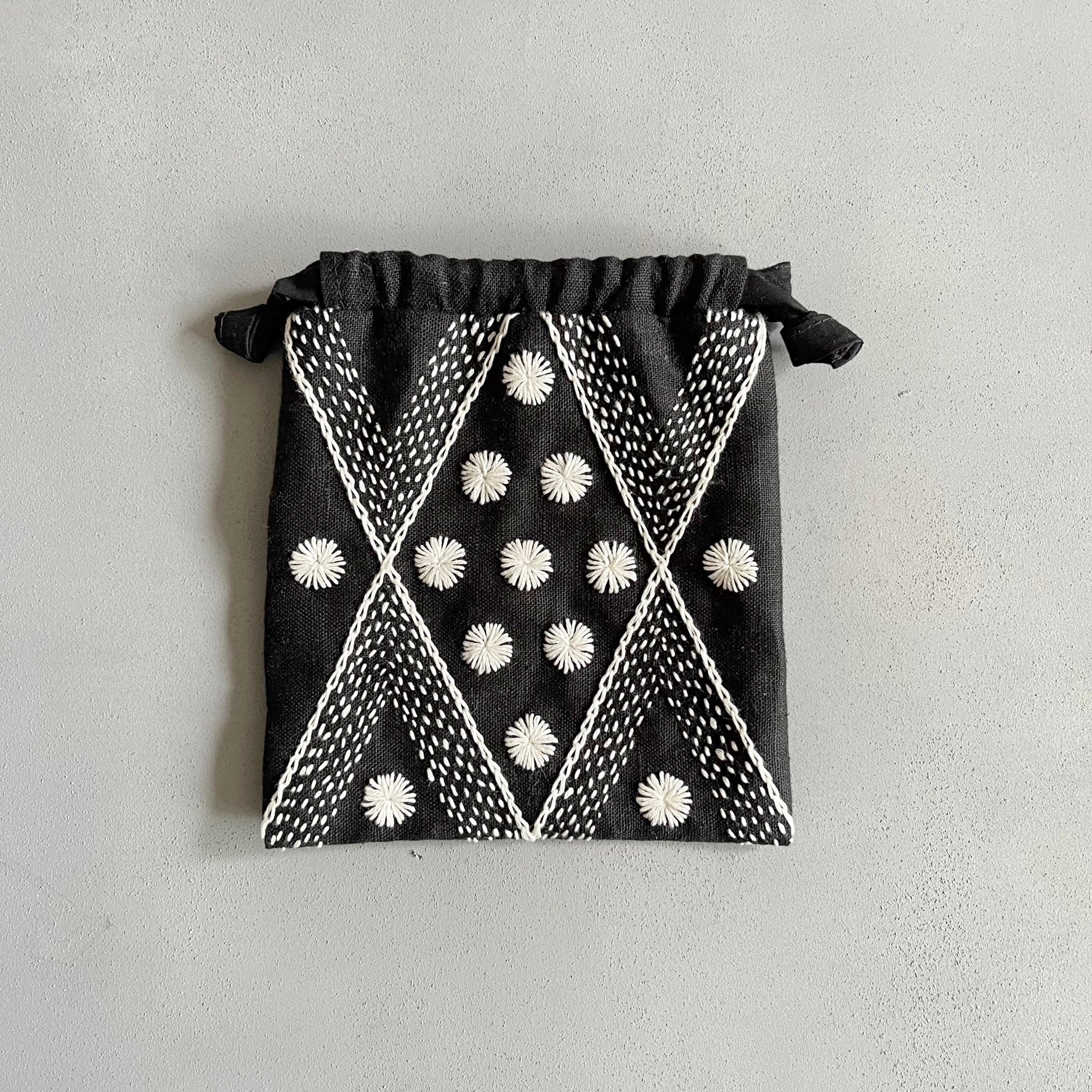 サシコステッチ巾着キット「バラとリンゴの庭」(ブラック) | dottodot