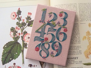 刺繍キット　植物モチーフの数字サンプラー