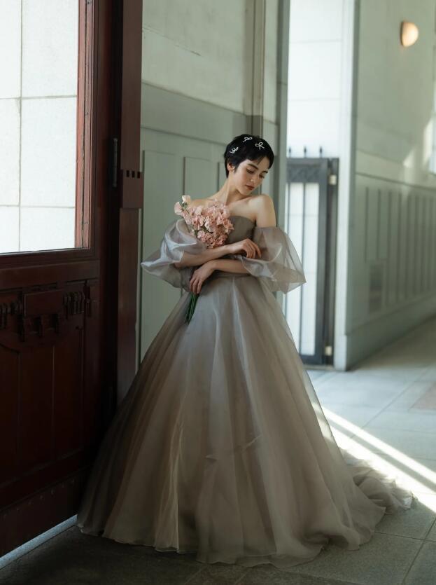 ウェディングドレス グレー パフスリーブ ベアトップ Aライン 編み上げ  