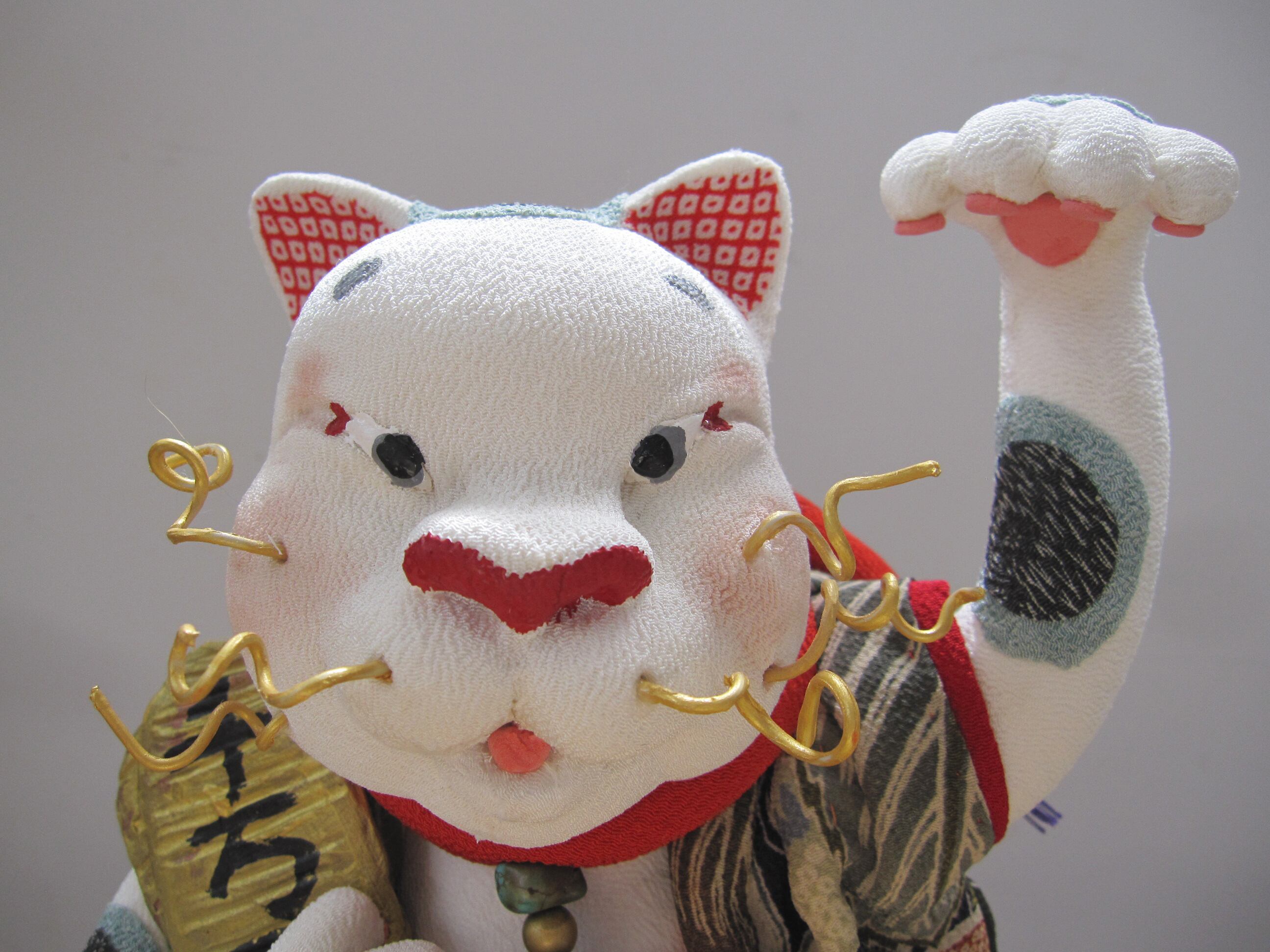 ちりめん まねきねこ 立(左手)|上原装子 | manekinekoya ちりめん まねきねこ 立(左手)|上原装子 | manekinekoya