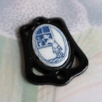 ヴィンテージ 黒い縁取りガラスのペンダント、窓辺の少女(ブルー・1コ)