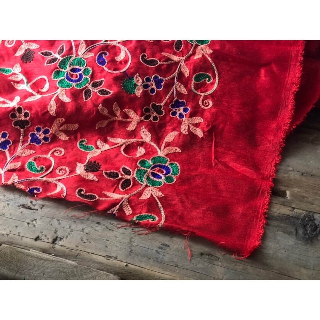 インドの布《ポリエステル機械刺繍 赤地》幅110cm Mulaセレクト HEIRLOOM（エアルーム）clothing＆fabrics