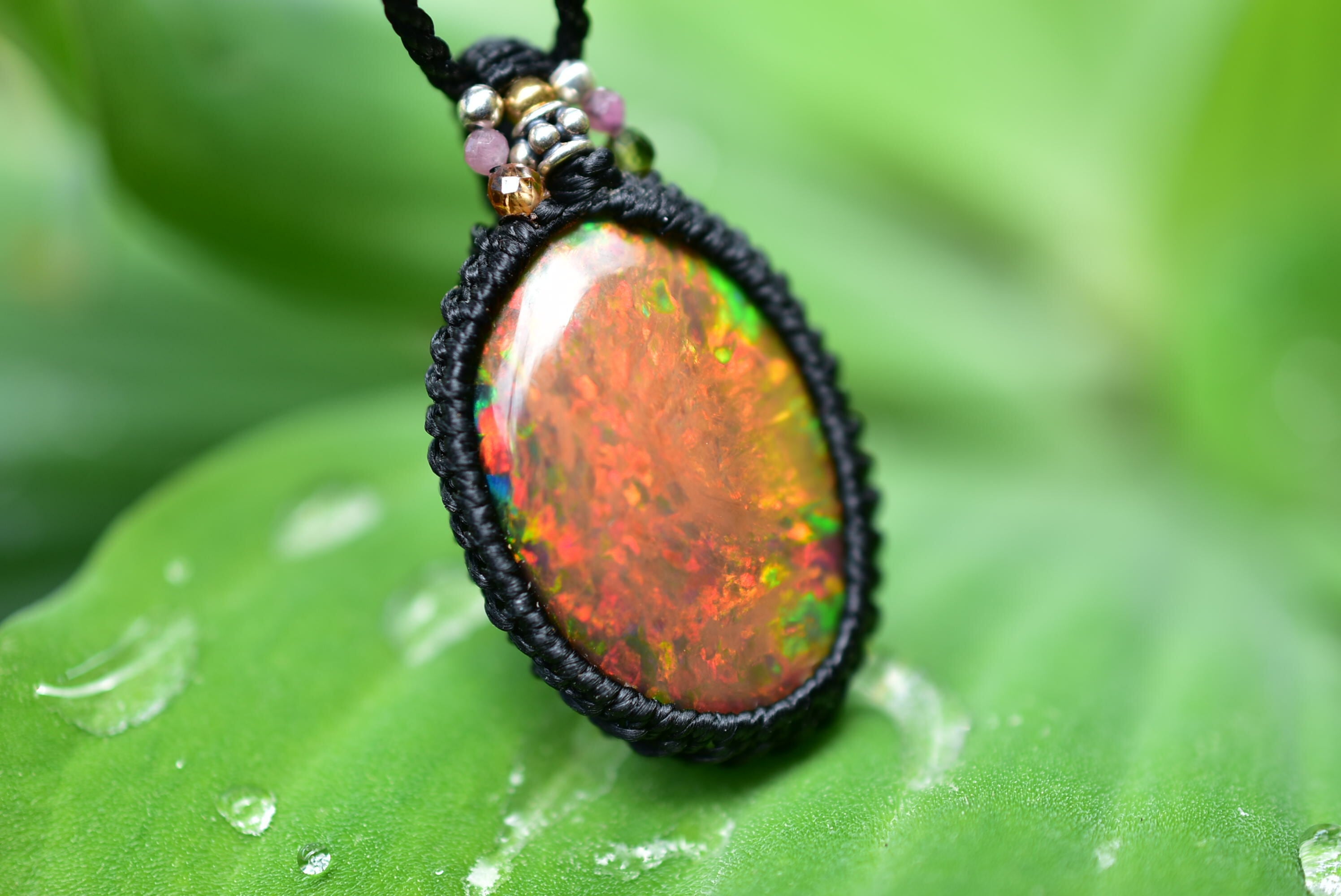 モルダバイト&ブラックオパールのマクラメペンダント 【公式通販】