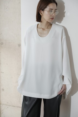 Sculpt U-neck tops(white)９月末から１０月上旬頃発送