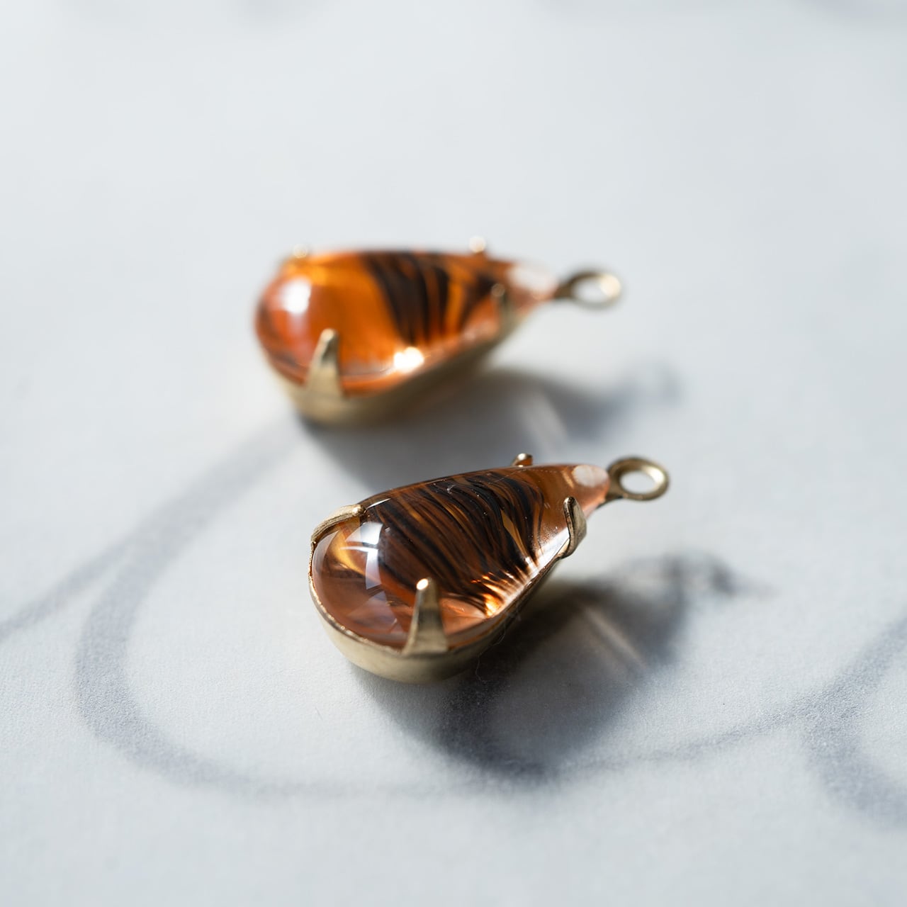 ヴィンテージ チェコ アンバーにマーブル縞模様(2コ)