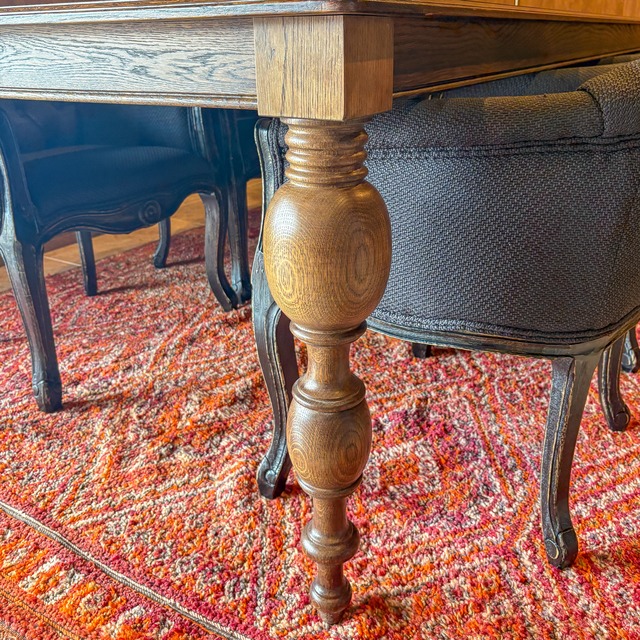 オーク材ターンドレッグダイニングテーブル “極太ろくろ脚”(アンティーク調ろくろ足テーブル) W3000✕D1000 4〜8人掛け 店舗向け大型テーブル