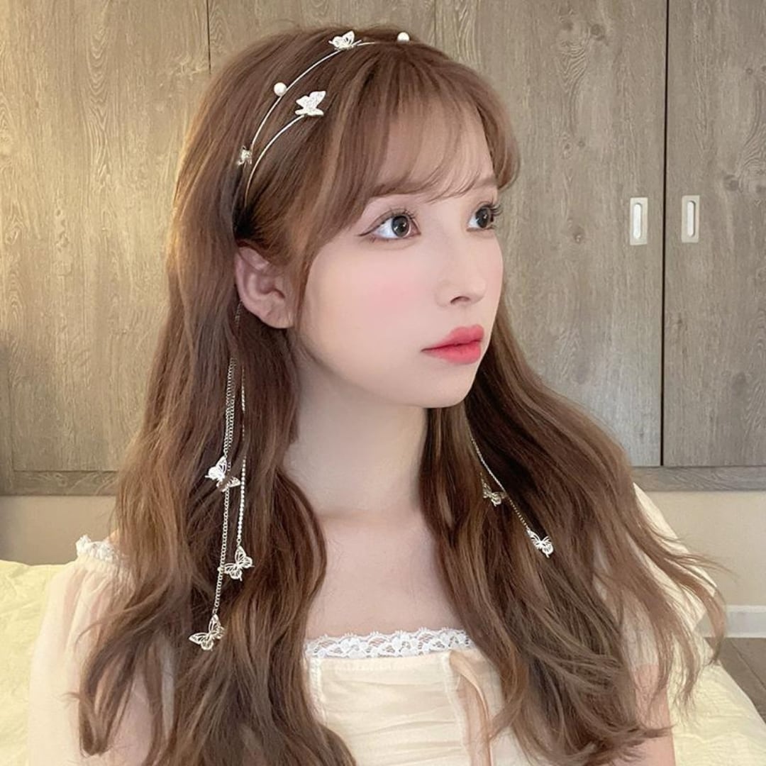 華やかなヘアスタイルに♪ バタフライ チェーン カチューシャ ヘアアクセサリー 蝶々 華奢 フェイクパール ヘアバンド ヘッドアクセサリー  ヘッドドレス ヘアアレンジ 韓国ガーリー フレンチガーリー きれいめ 女っぽ 韓国雑貨 lamitte deco トレンド 韓国ファッション ...