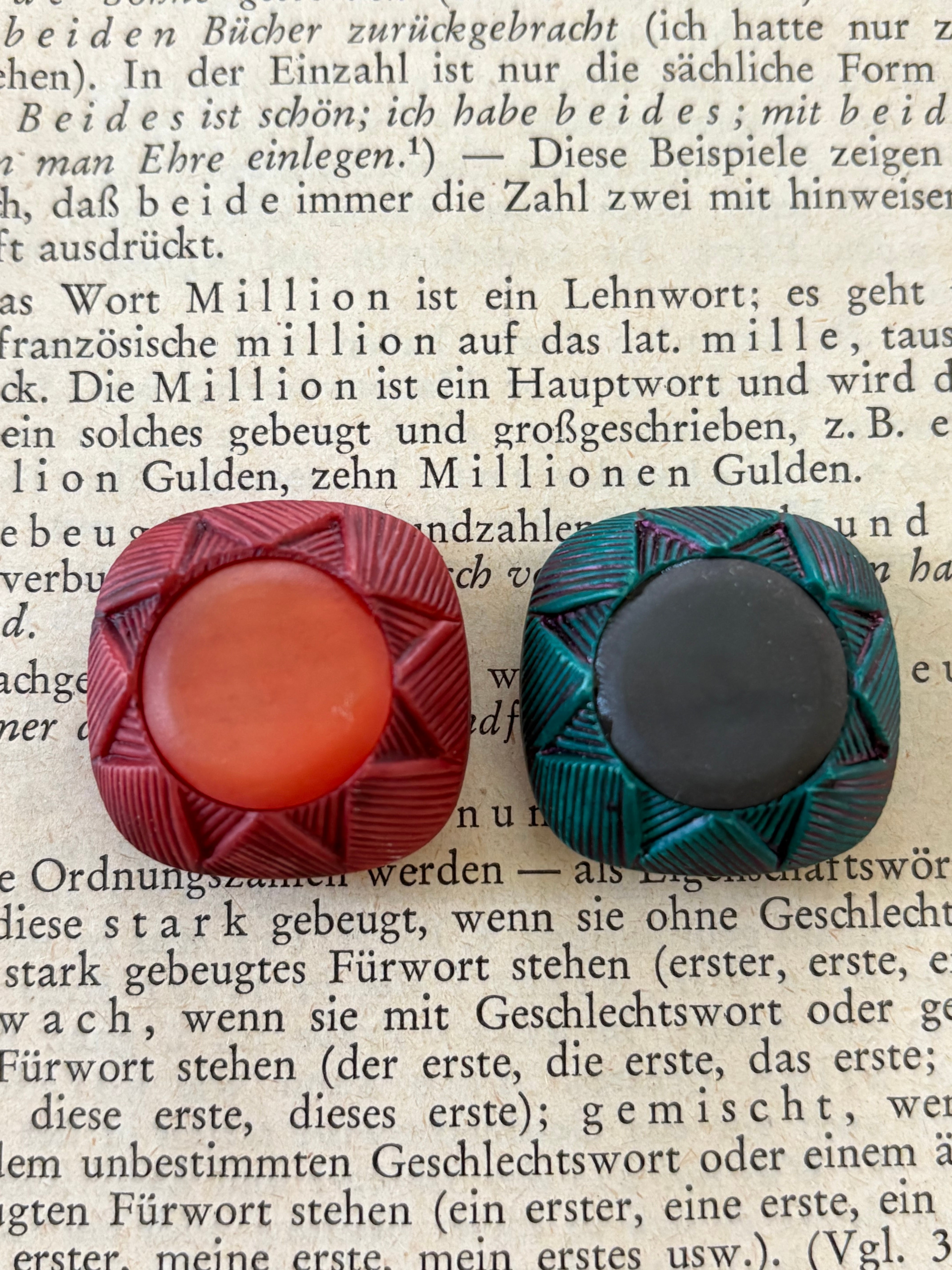 26mm Japanese ヴィンテージボタン ドーム型 レッド/グリーン アクセサリーパーツ デコレーション材 カルトナージュ