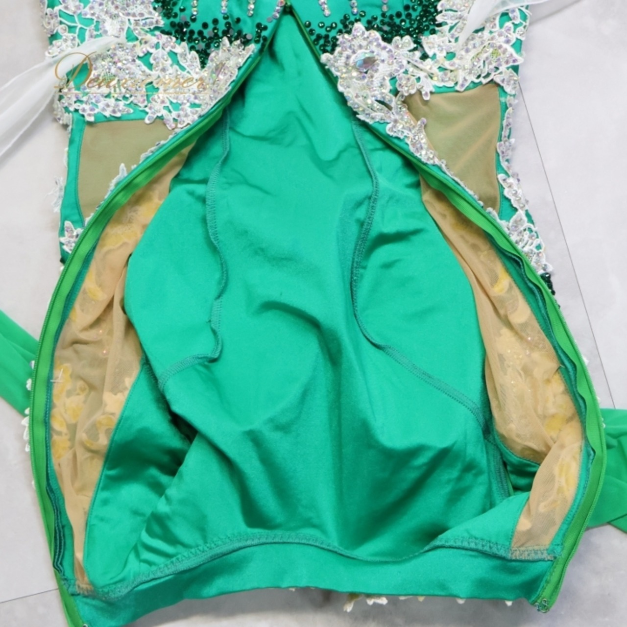 社交ダンス 衣装 スタンダード ドレス スタンダードドレス ワンピース 緑 デモ 競技 フロート レース 白 パール 高級感 上品 グリーン系 ホワイト系 ドレス おしゃれ スカート 6枚重ね 豪華 派手 大人 レディース フォーマル 大会用 競技会用 パーティー