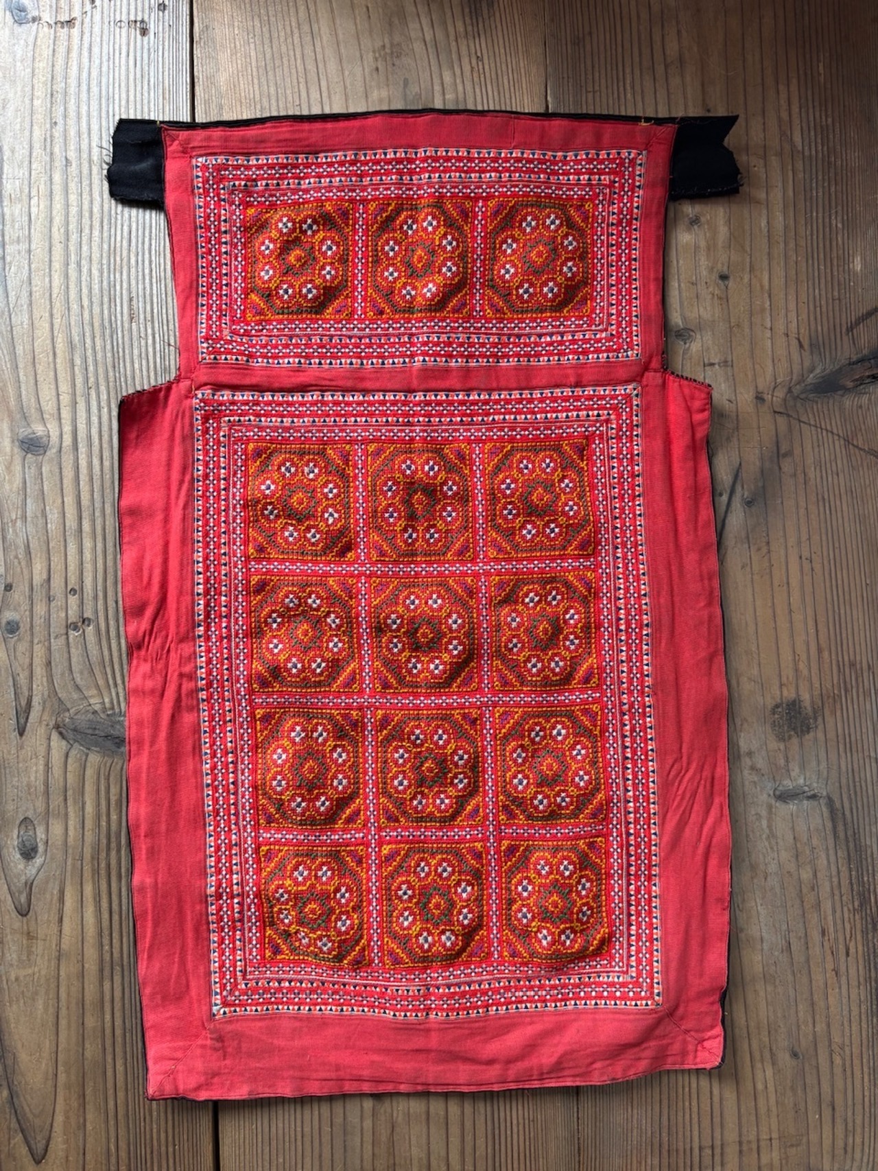 モン族 手刺繍布① 古布