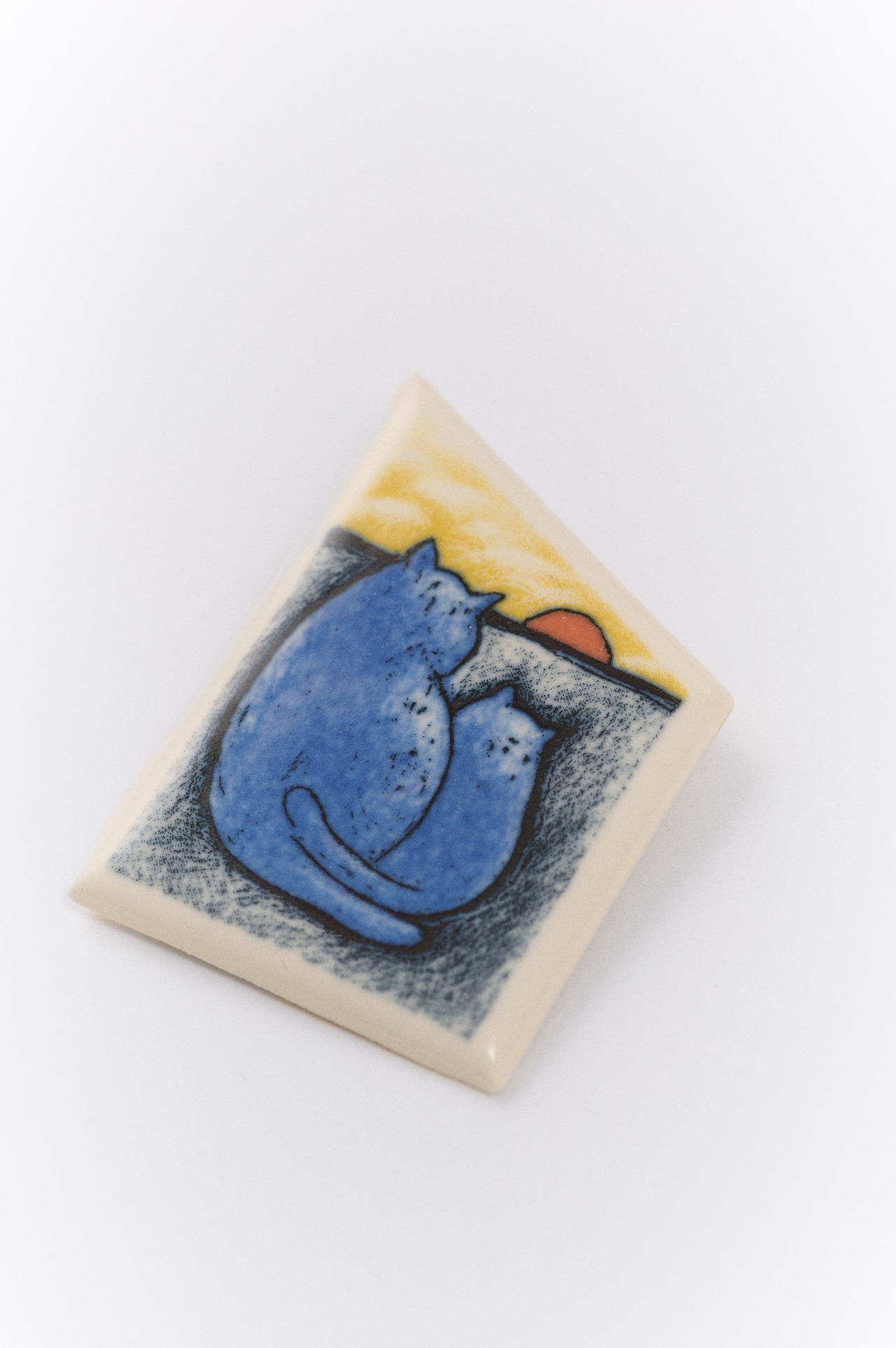 Arabia "Lempiväiset" cats brooch