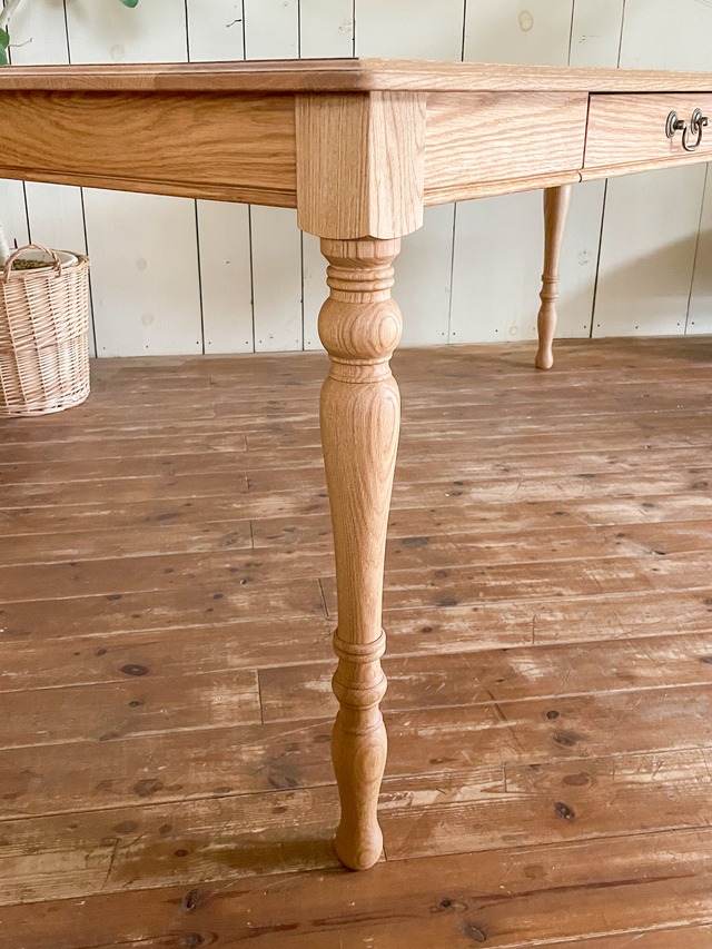 ホワイトオークターンドレッグダイニングテーブル　“スレンダー”（アンティーク調ろくろ足テーブル）　W1400〜2400　4〜8人掛け　引き出し付きダイニングテーブル