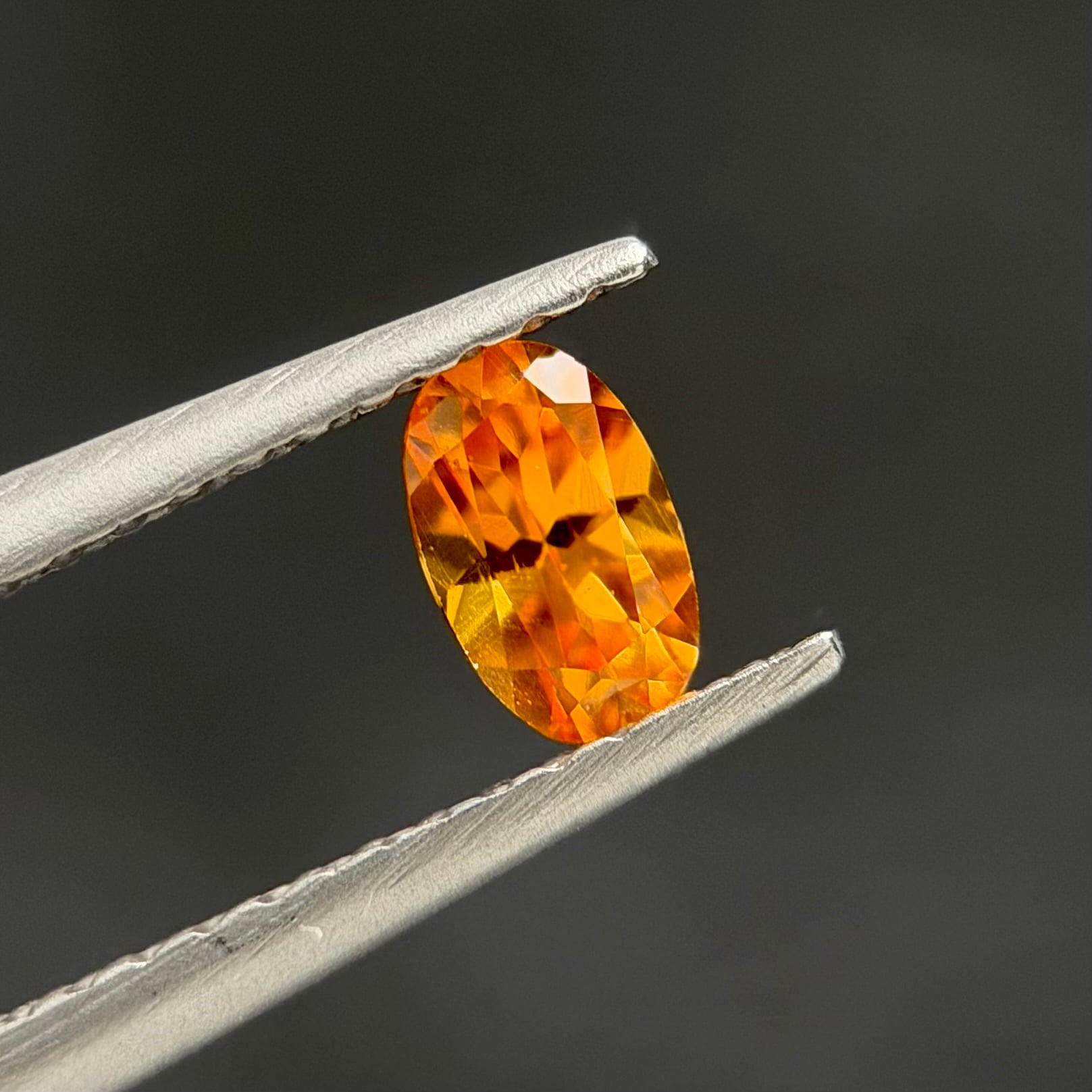 マンダリンガーネット 5.5x5.5x3.6mm, 0.82ct, ナイジェリア産