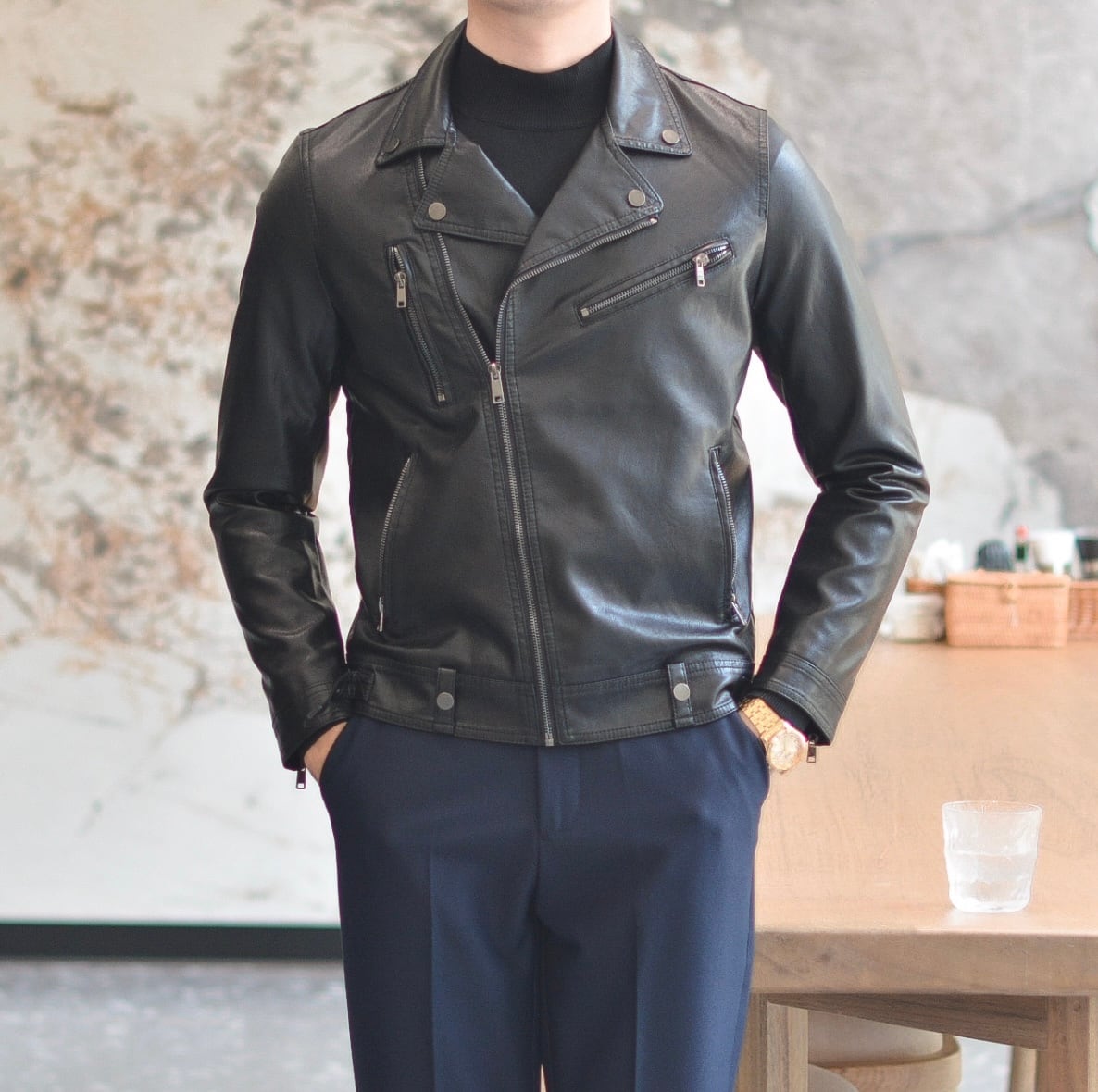 斜めのジップと大きく折り返った襟が写ったダブルライダース