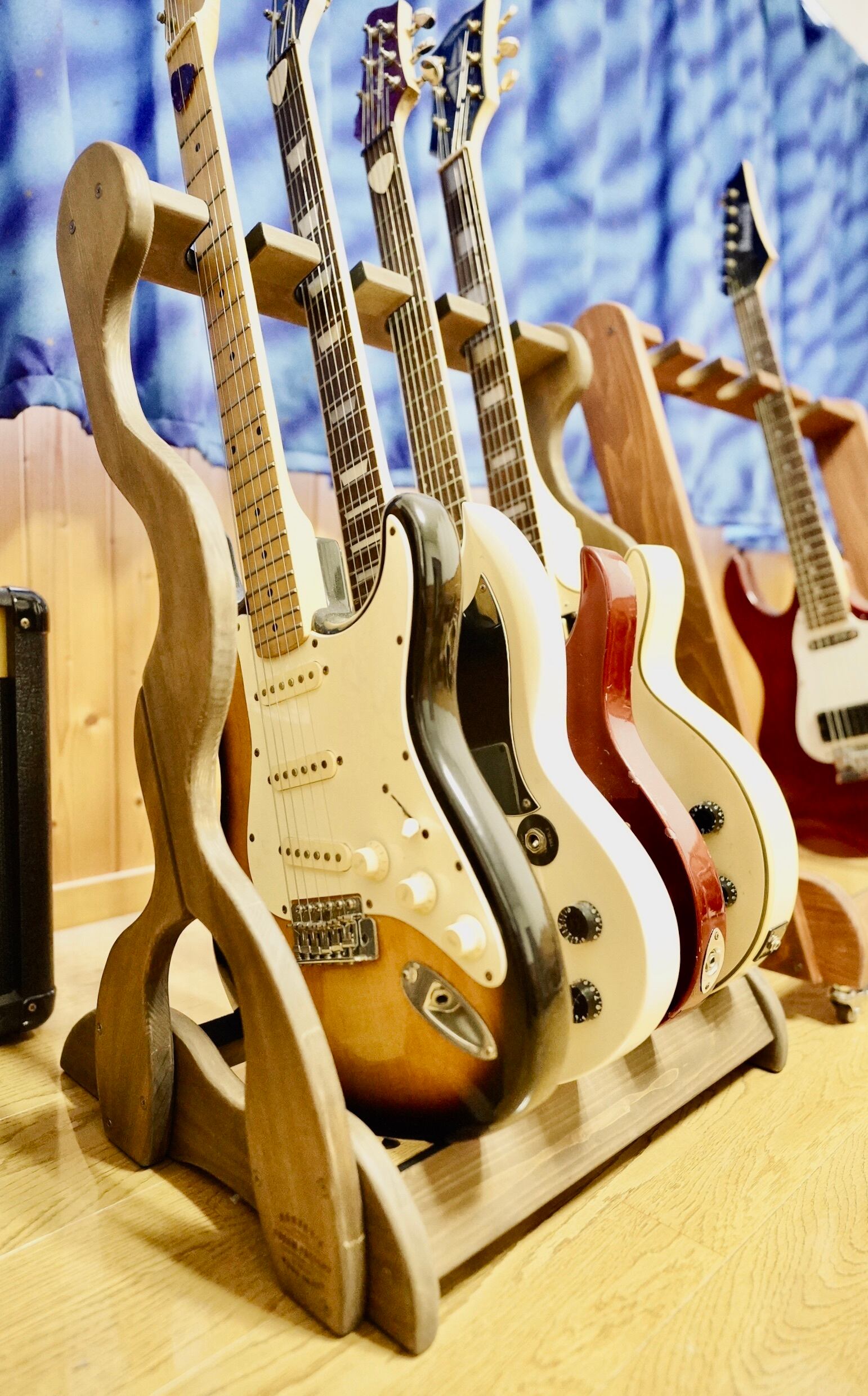 ♪手作り　三味線用スタンド木製 5丁並び　桜モデル　細棹　津軽　三線♪ ♪手作り 三味線用スタンド木製 5丁並び 桜モデル 細棹 津軽 三線♪