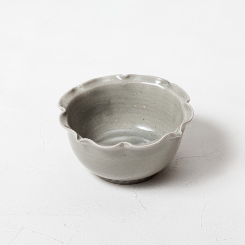 ［石渡 磨美 ］53　稜花小鉢（薄鼠）