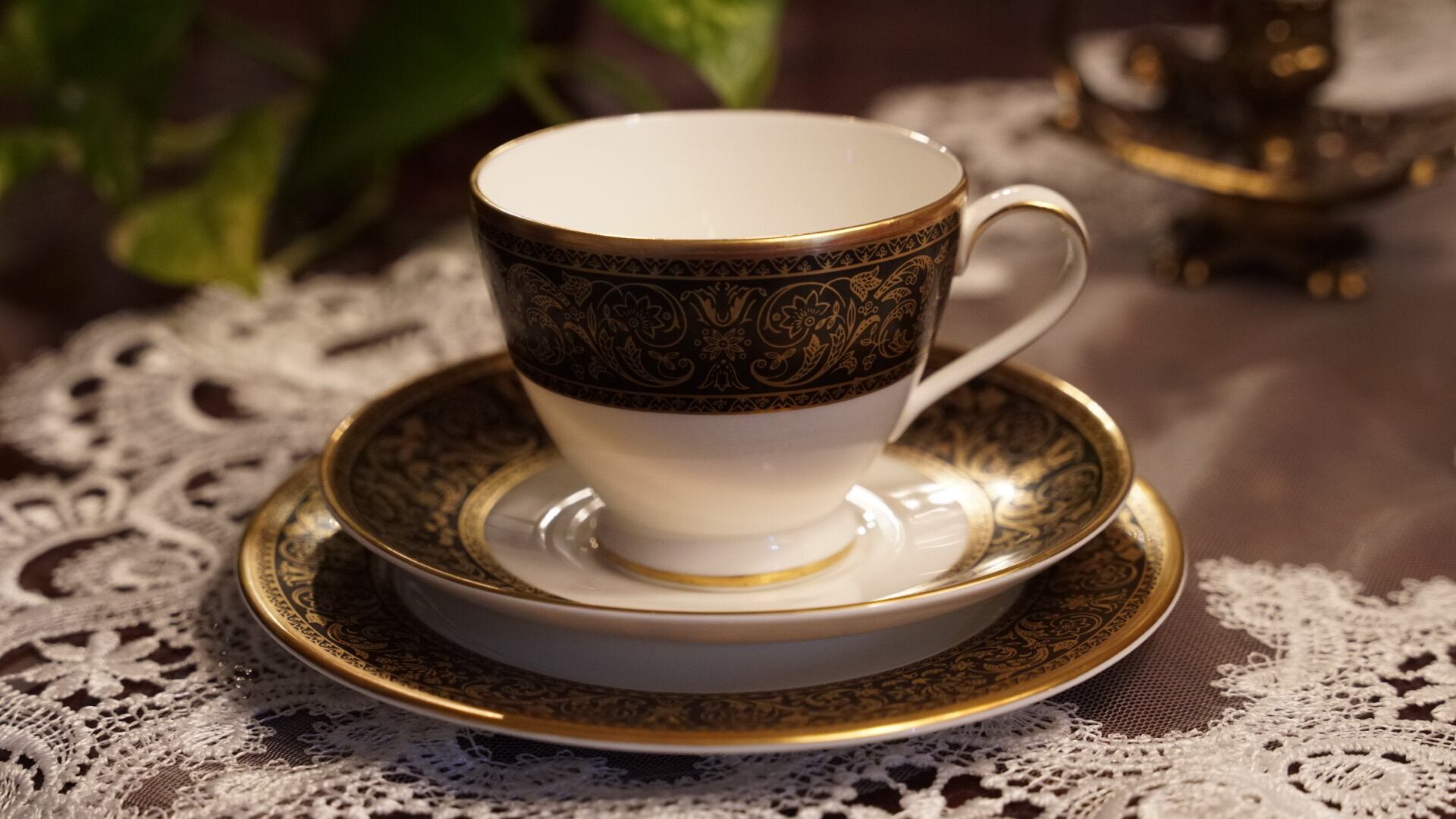 Minton《Grandee》 重厚な黒金彩が纏うクラシックトリオ(カップ&ソーサー+プレート)