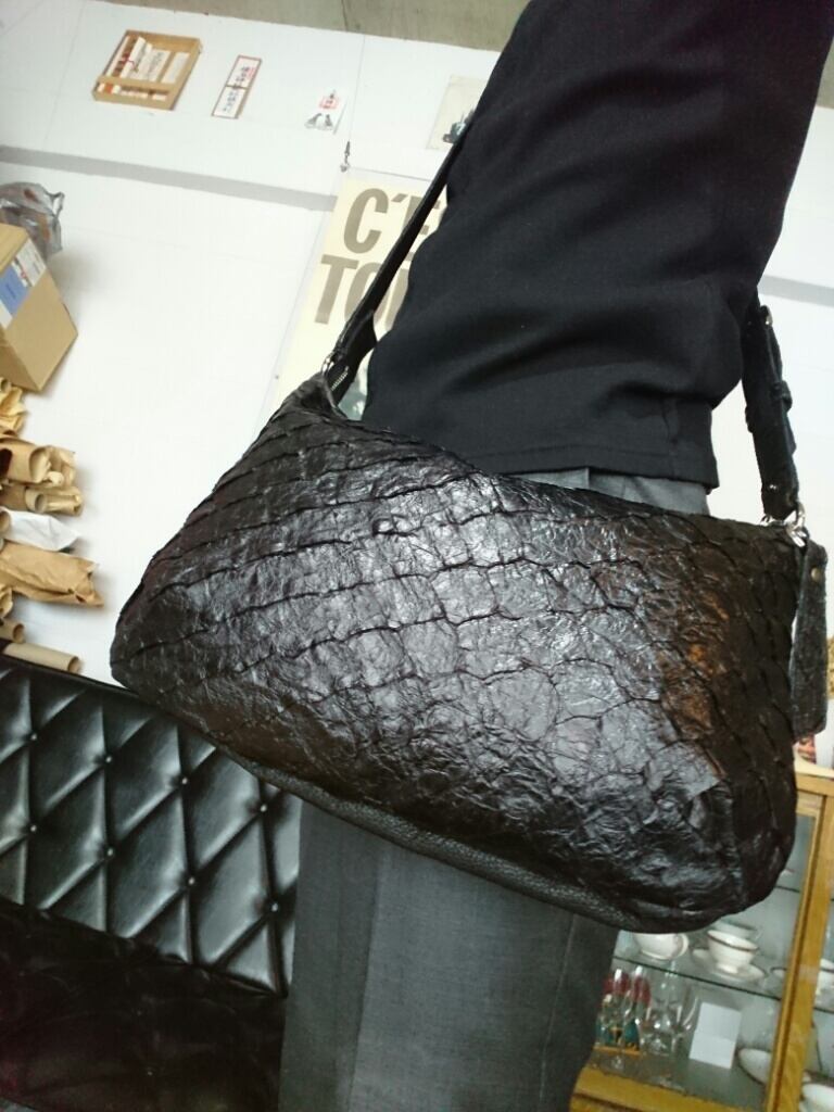 ピラルクー肩掛けバッグD | FREAK LEATHER ARTISAN - Yokohama Motomachi -