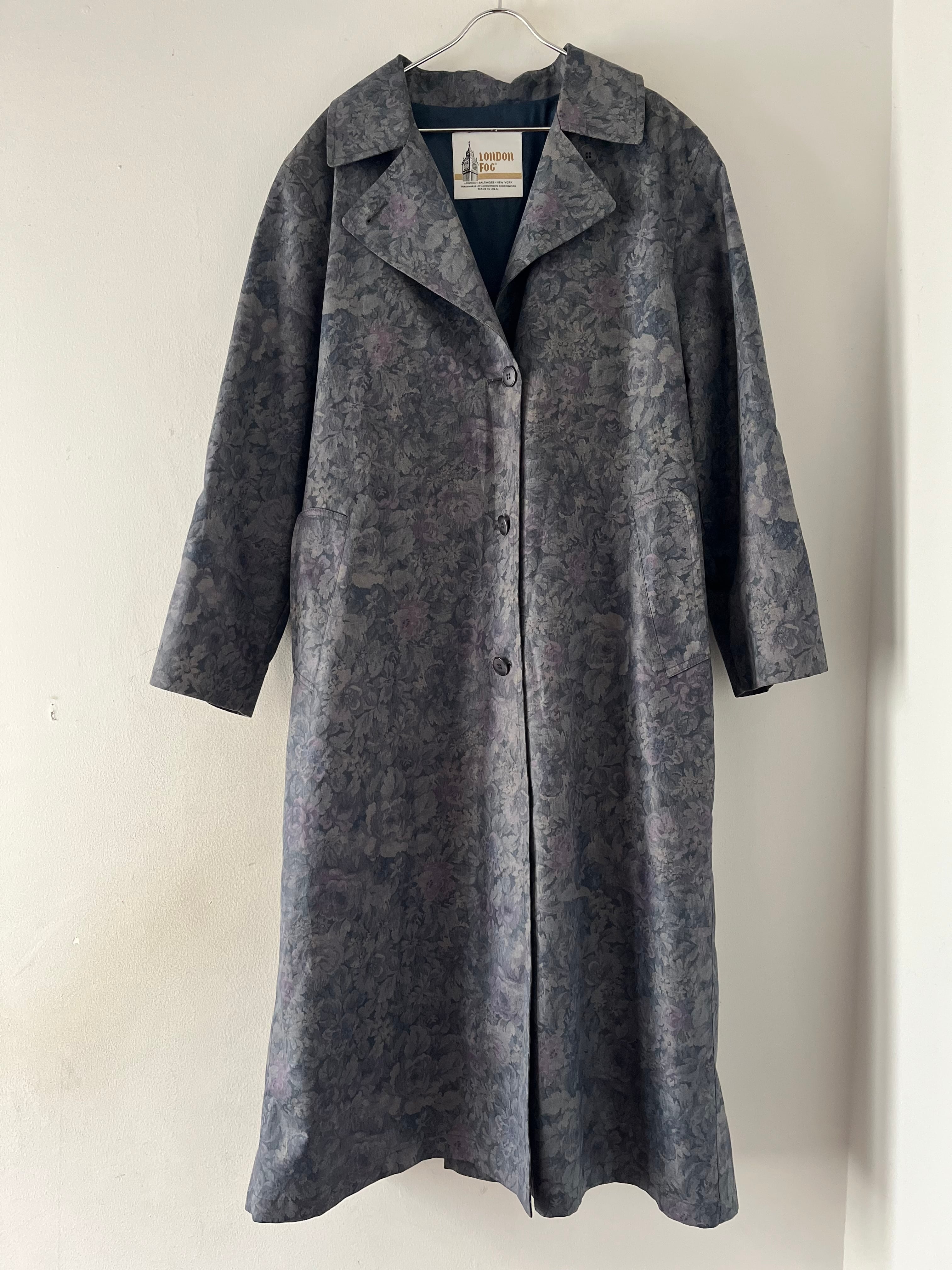 抑えた魅力のコート