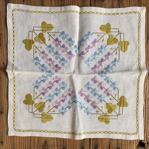 青と紫の花の刺繍布