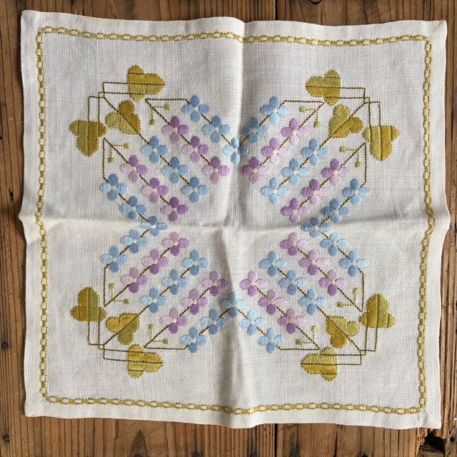 青と紫の花の刺繍布