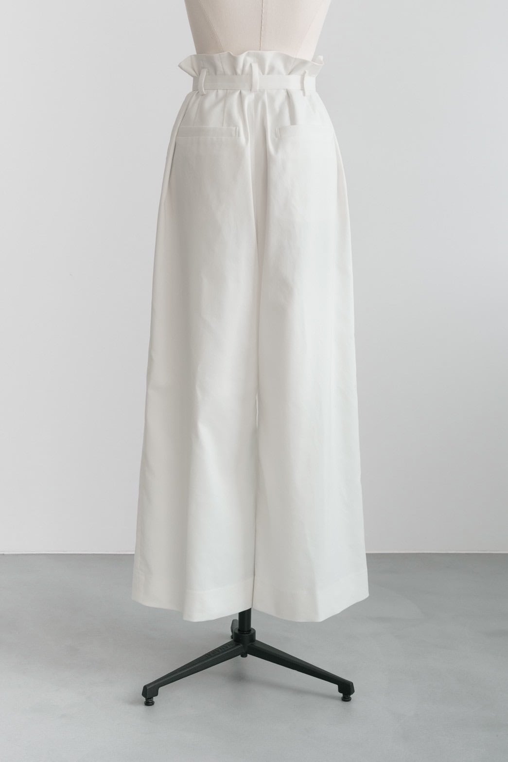 タグ付未使用！roughlow SIZE LESS PANTS サイズ2 size less pants (white) 10月中旬頃発送予定 | roughlow