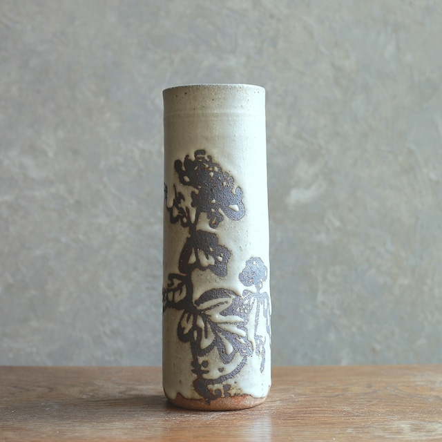 陶器 筒型 花瓶 鉄絵 植物文様 ヴィンテージ 花器｜素朴な土の風合いと職人の手仕事を感じる民藝調の佇まい