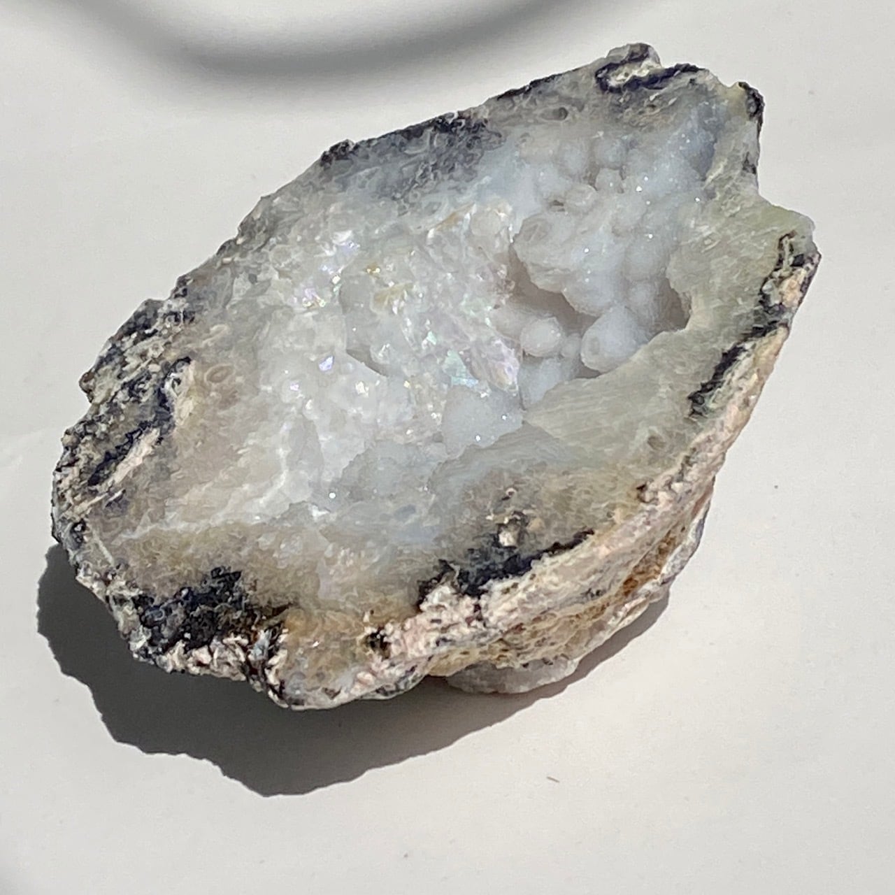 カルセドニーのドゥルージー入りオーラアゲートのジオード Aura Agate