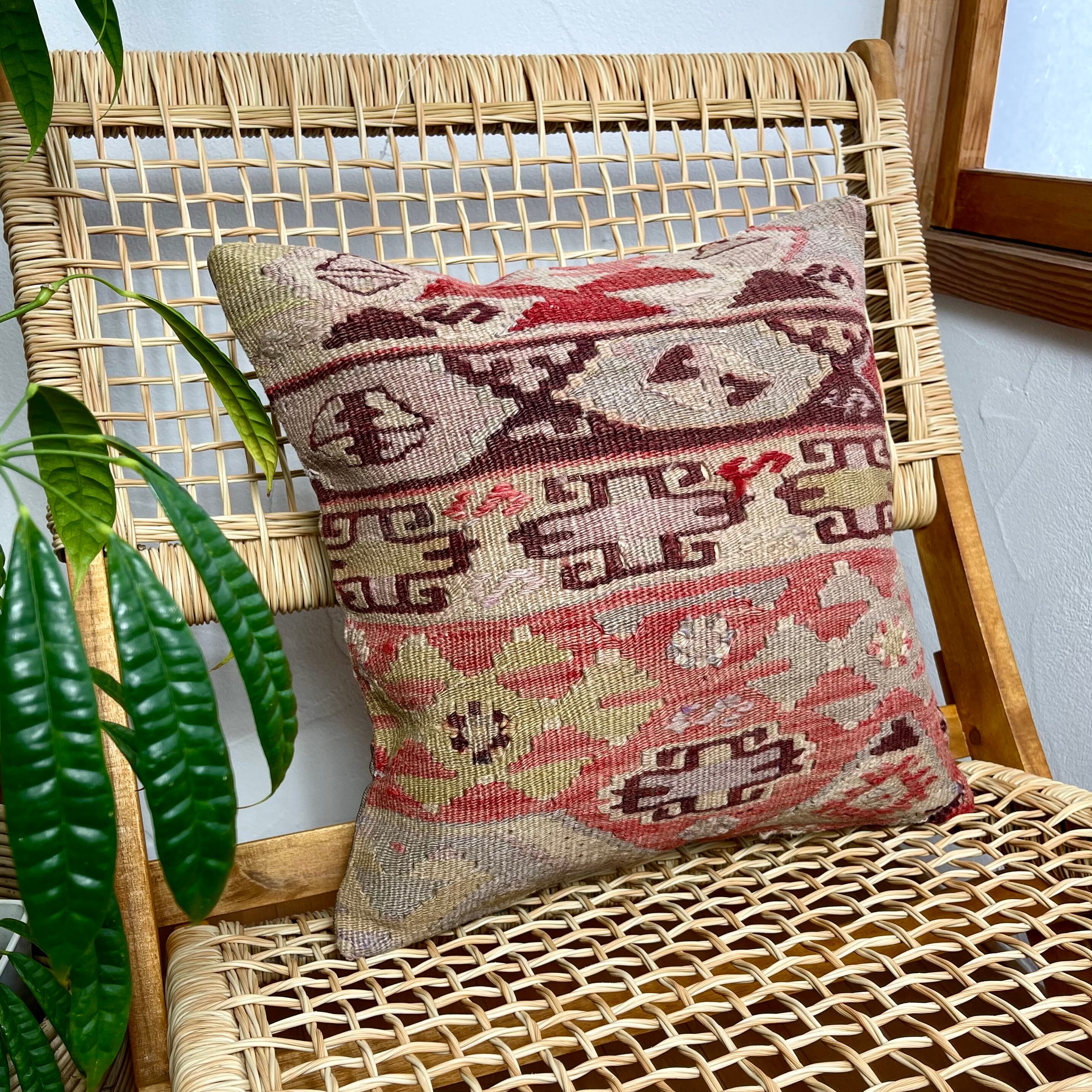 冬にこそアウトドアに飾って 敷いて両方で楽しめる キリムクッションカ