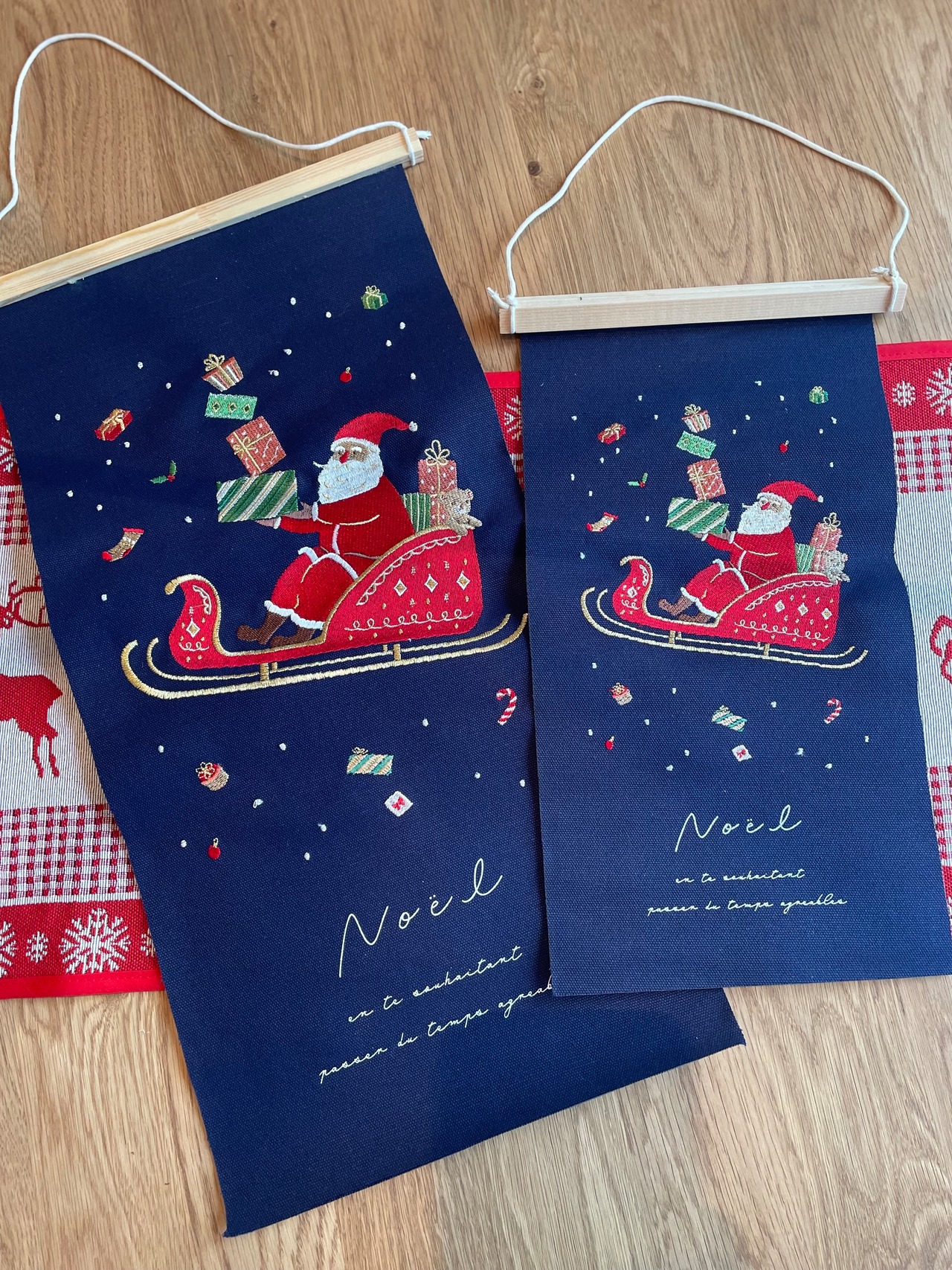 【クリスマス】刺繍タペストリー サンタ ネイビーM