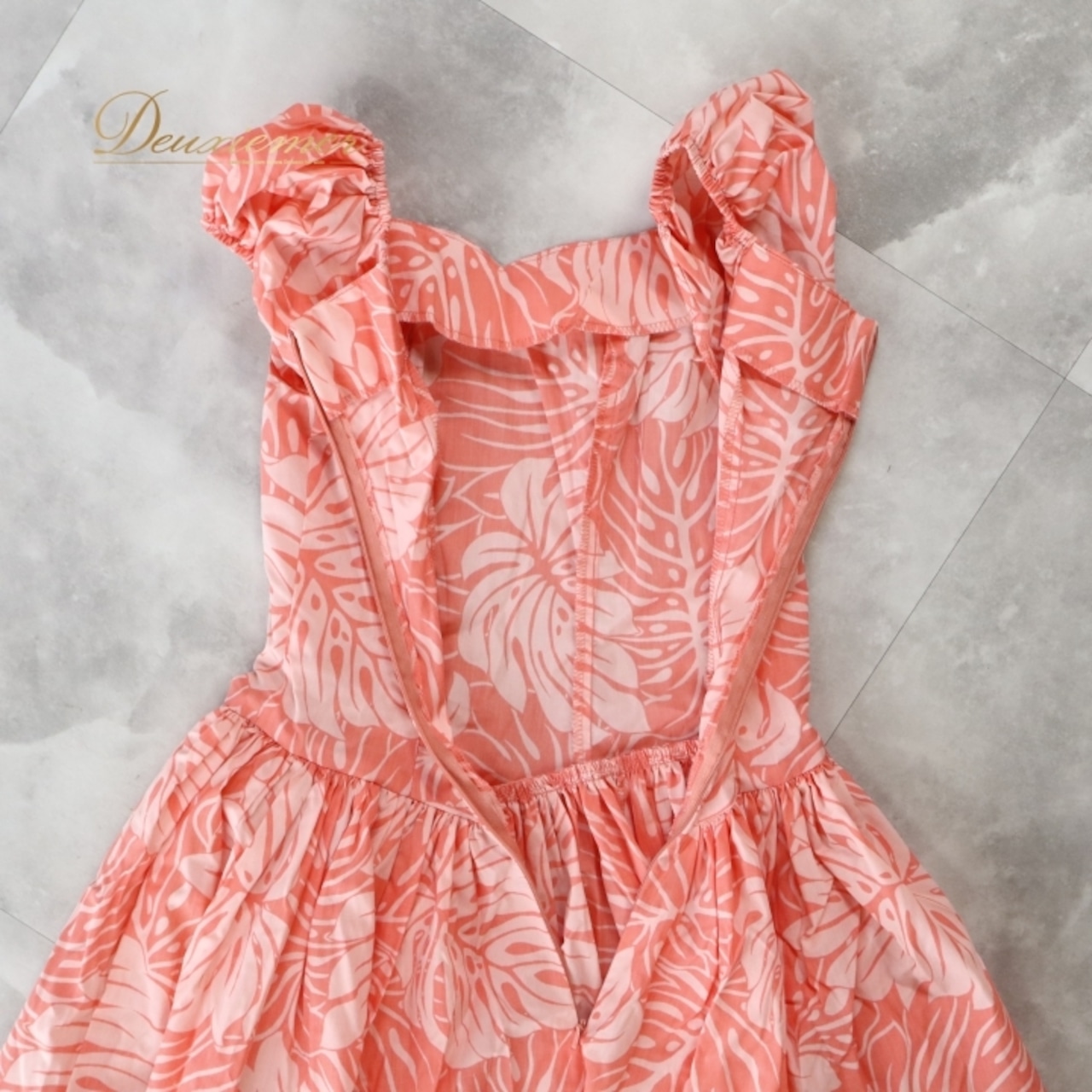 フラダンス 衣装 ワンピース ドレス オレンジ系 ピンク系 サーモンピンク モンステラ柄 ハワイアンプリント アロハ フラ ダンス レッスン 練習 フリル フレアスカート ノースリーブ かわいい おしゃれ 上品 華やか ホワイト系 フリル袖 植物柄 夏 大人 可愛い ハワイスタイル フェミニン パーティー スポーツウェア