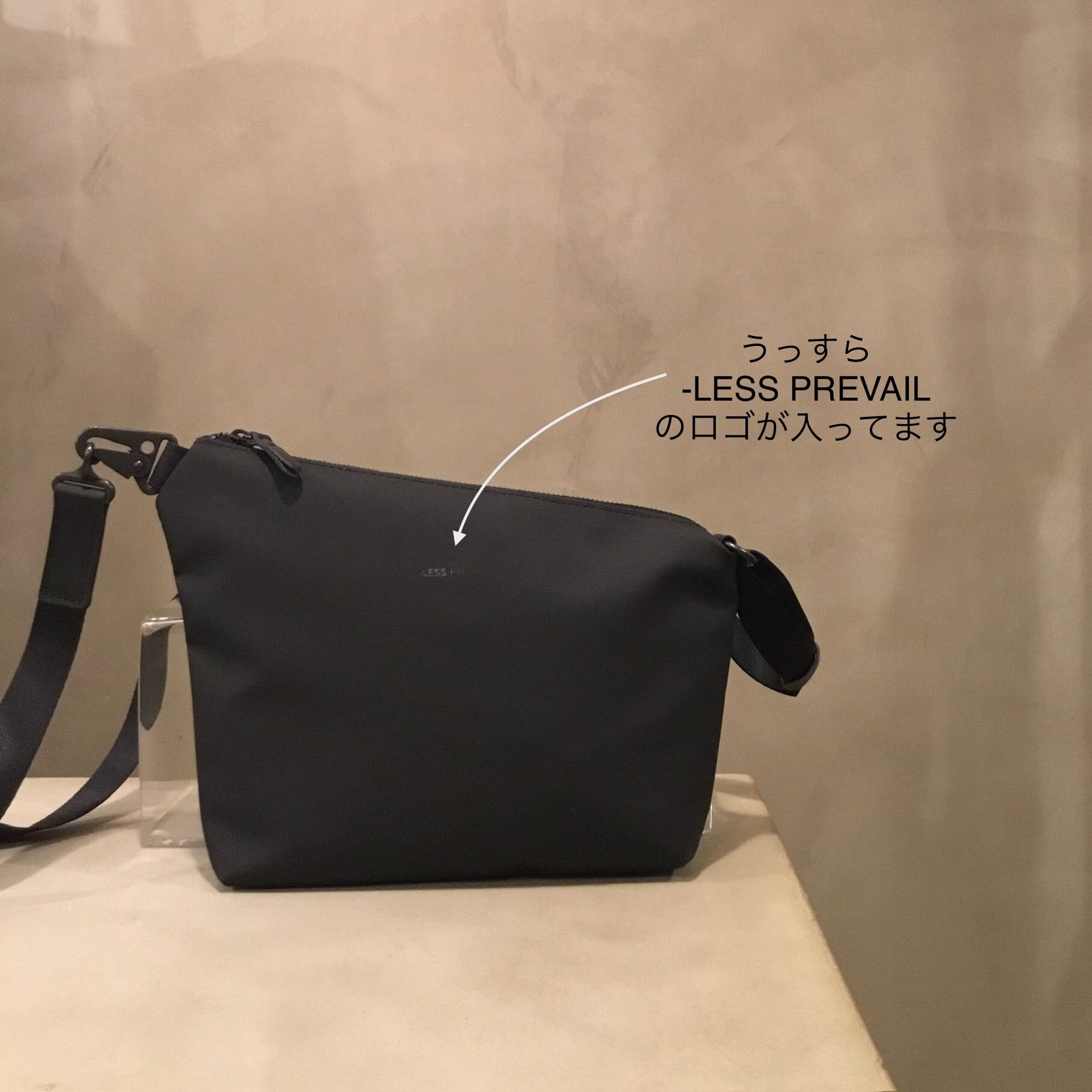 ウレタン樹脂の サコッシュ.ミニショルダー／レスデザイン-LESS