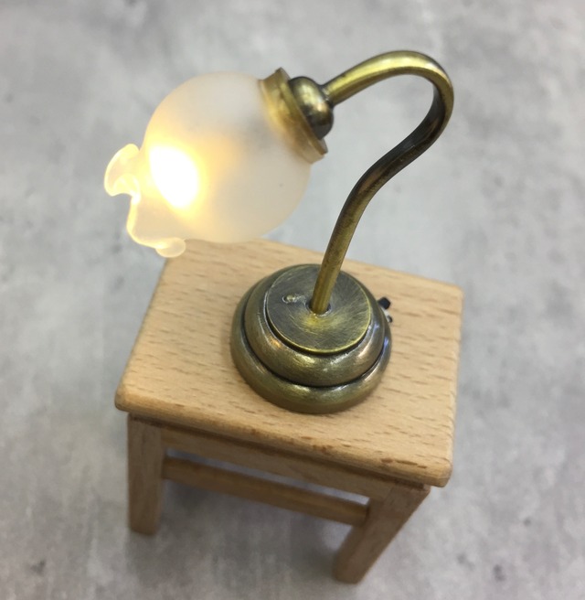 020-30131　ミニチュア家具　furniture accessories ＊1/12サイズ＊ テーブルランプ チューリップ型