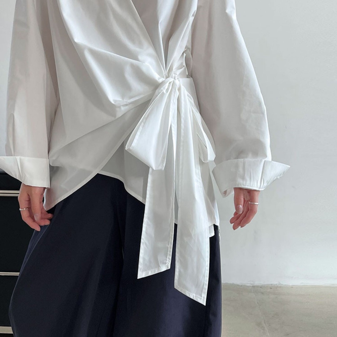 Irregular Waistband Tied Shirt / イレギュラー ウエストバンド タイ シャツ