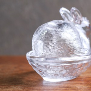 上質なウサギが見守る、ガラスの容器