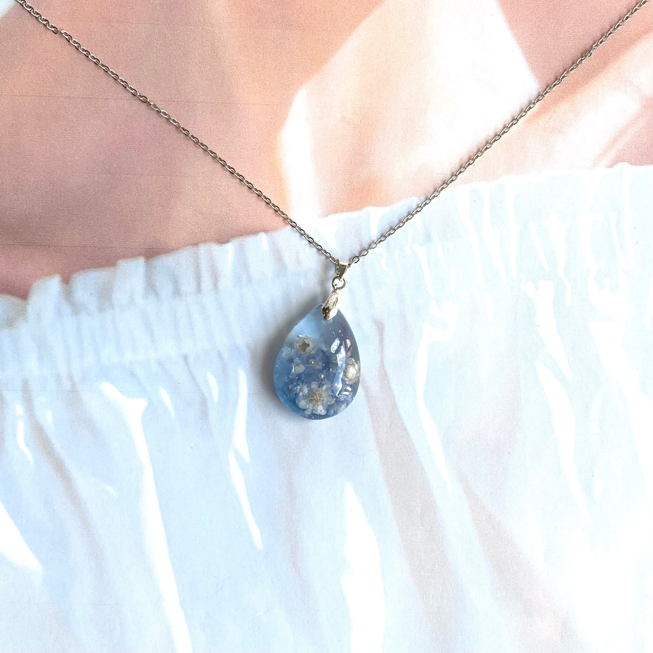 しずく型に小花を封じ込めたレジンアクセサリー ころんと可愛い しずく型に小花を封じ込めたレジンアクセサリー ころんと可愛い