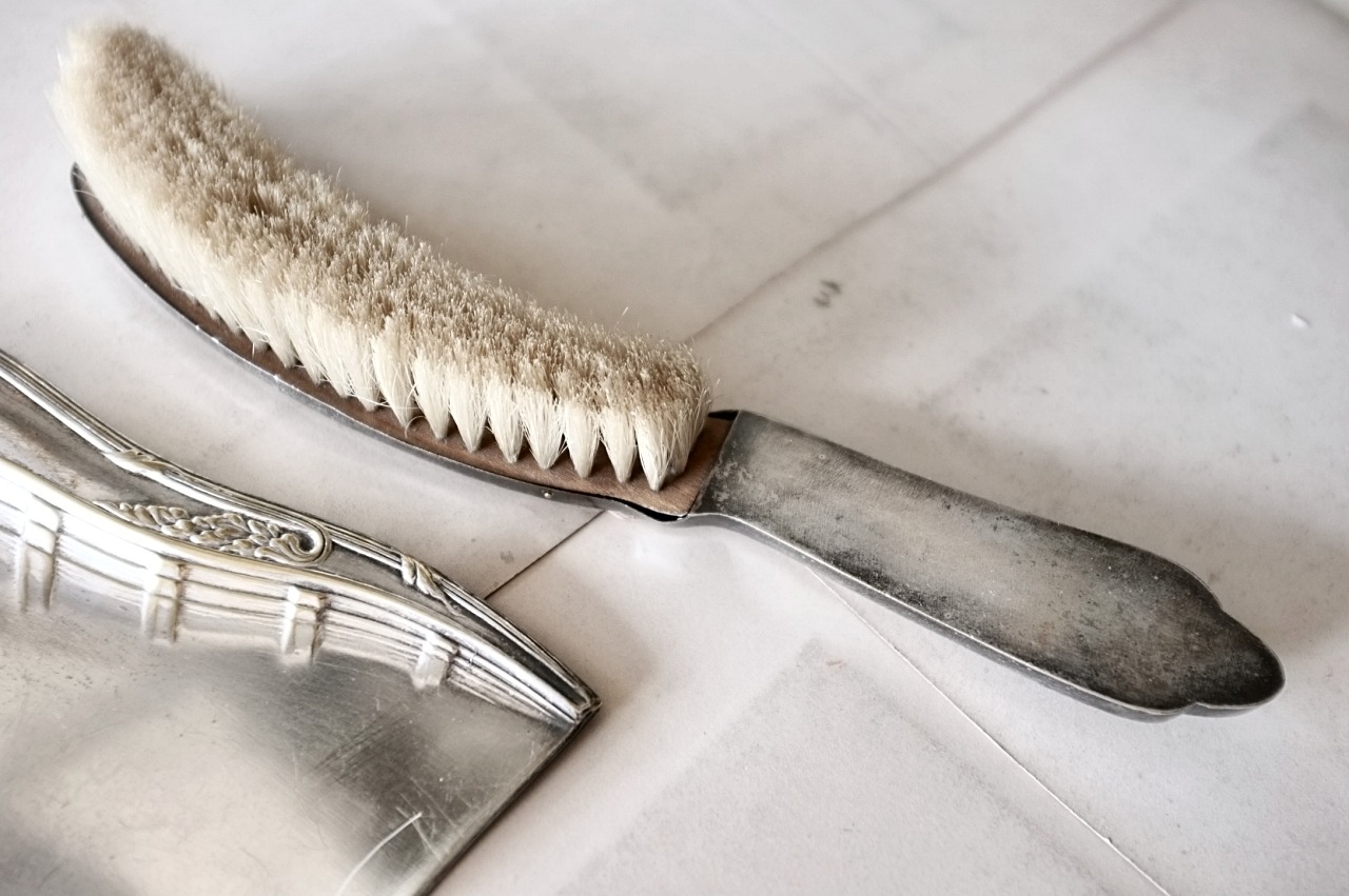 フランス 銀の蔦葉とアールデコ的ダストパン&ブラシセット シルバープレート アンティーク