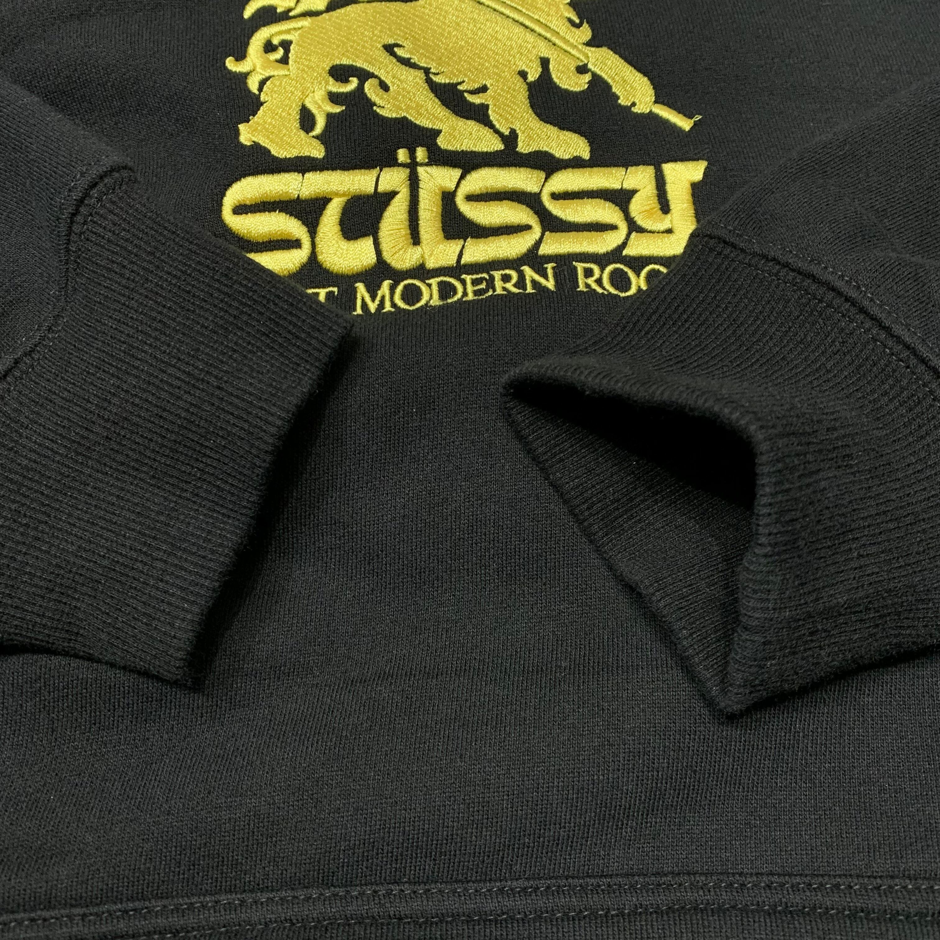 日本未発売！【stussy】ライオン金刺繍ロゴデザインスウェットパーカー