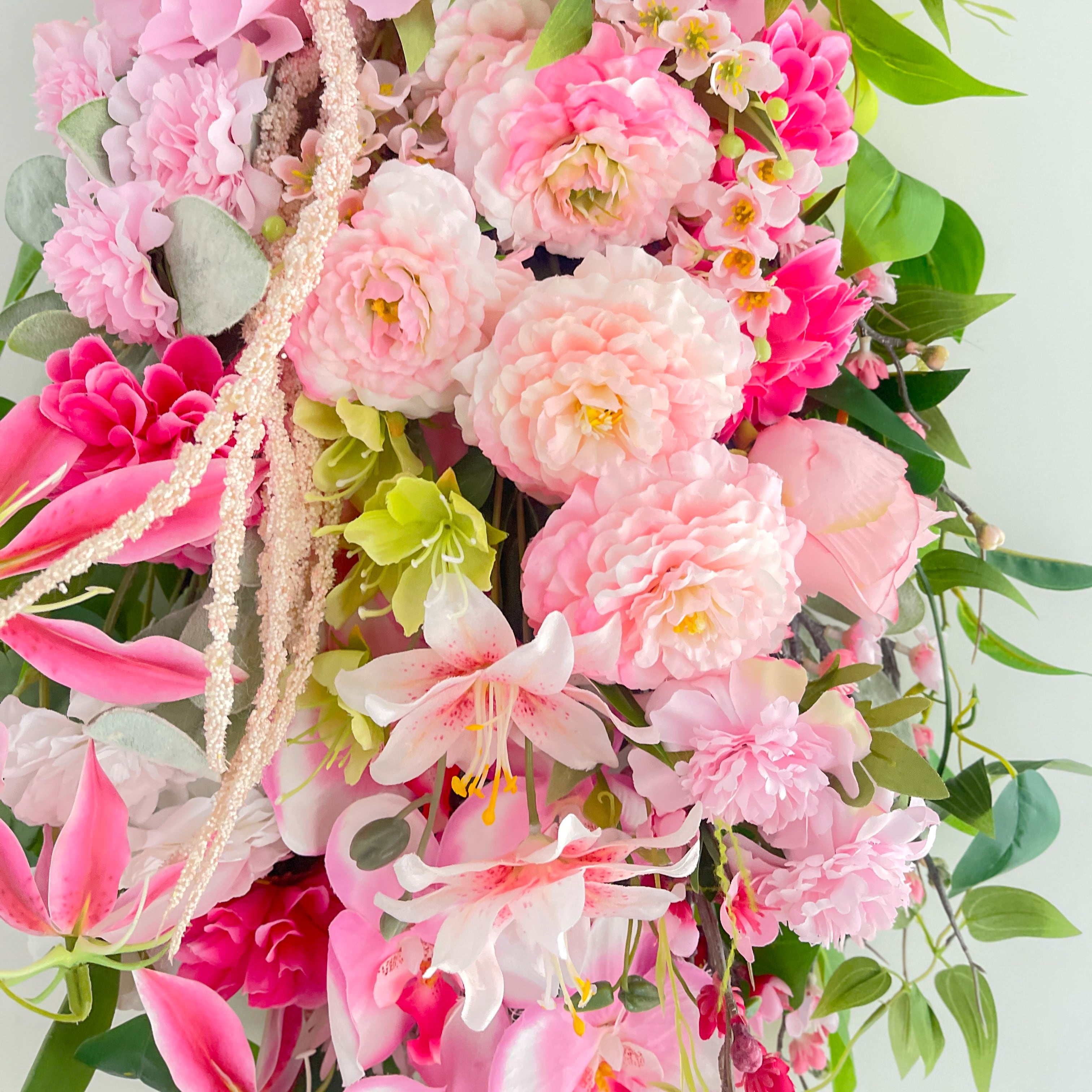 ひな祭りを祝う 胡蝶蘭と桃の特大スワッグ｜春を告げる華やぎ｜初節句