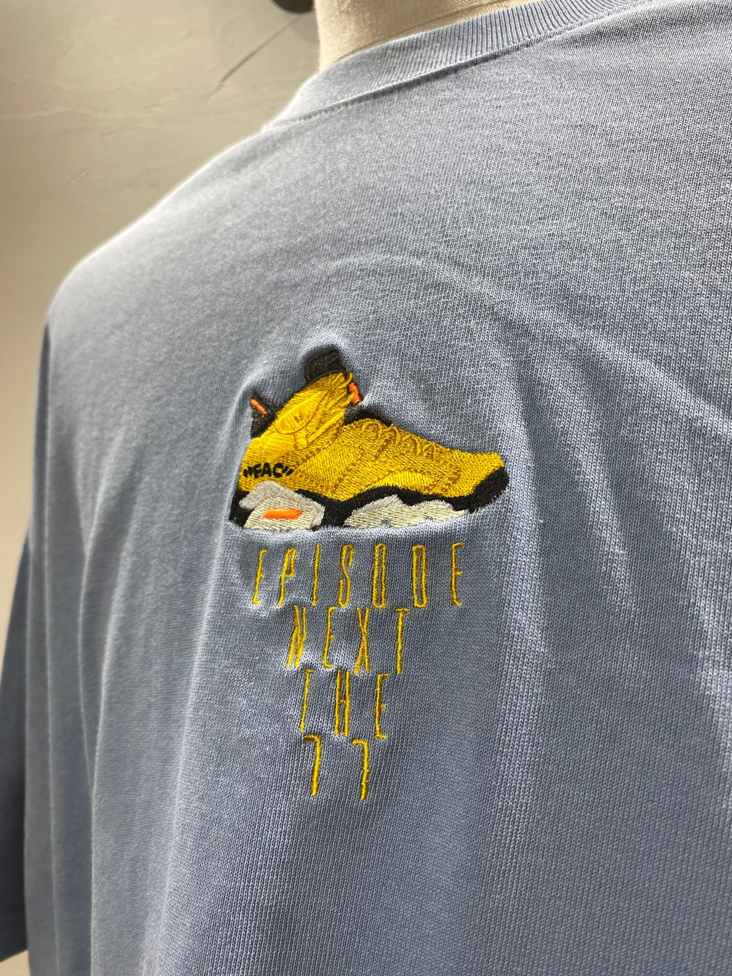 FACTOR X スニーカー柄 EPISOE NEXT THE11 TEE ストーンブルー/イエロー XL