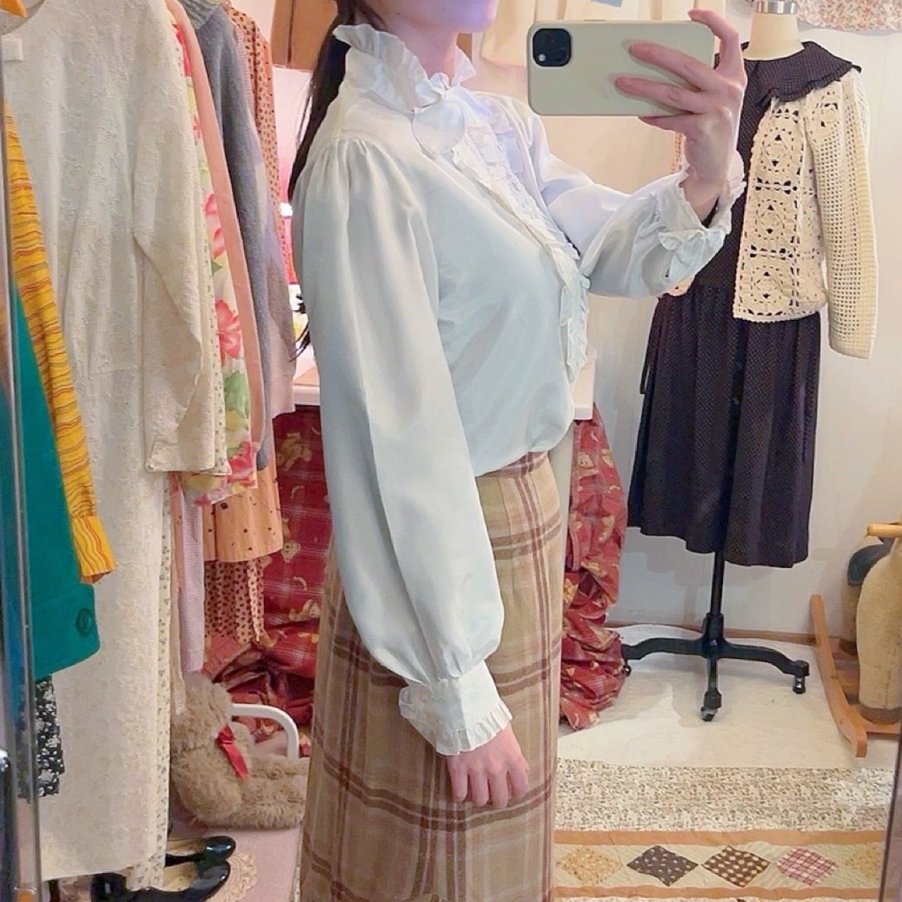 triangle frill mini scarf white blouse