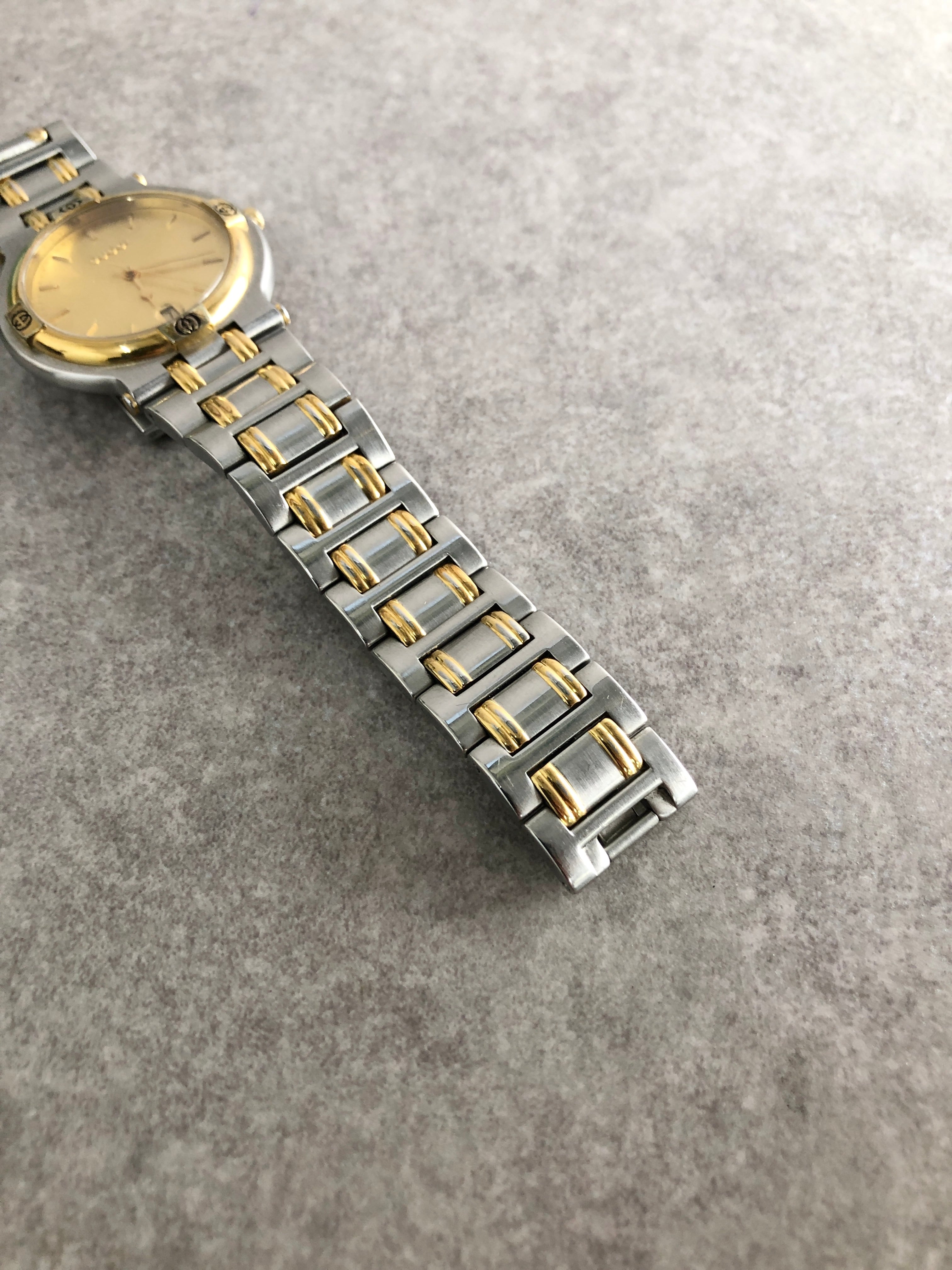 GUCCI シルバー 長方形 時計 GUCCI グッチ 腕時計 シルバー×ゴールド GG ステンレススチール