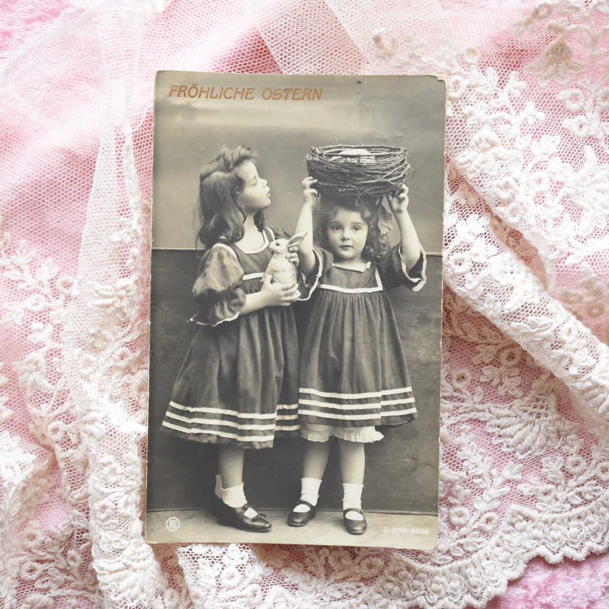 Antique postcard イースターのウサギとお揃いワンピースの可愛い少女 