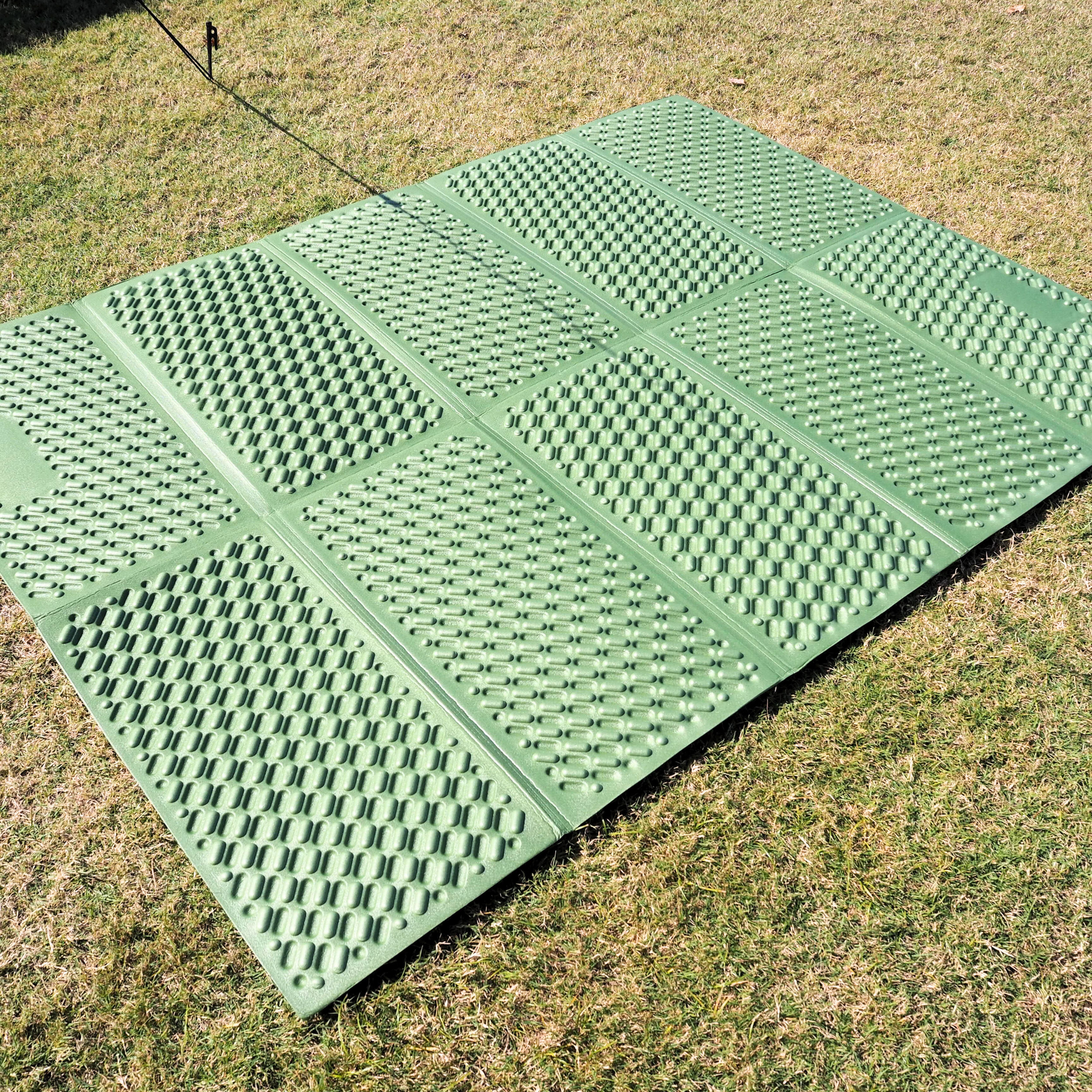 ノーブランド テントマット キャンプマット クッションマット 折りたたみ 3人〜4人用 約200㎝(幅)x150㎝(奥行)x1.5㎝(高)【グリーン】キャンプマット キャンプ用品 キャンプギア