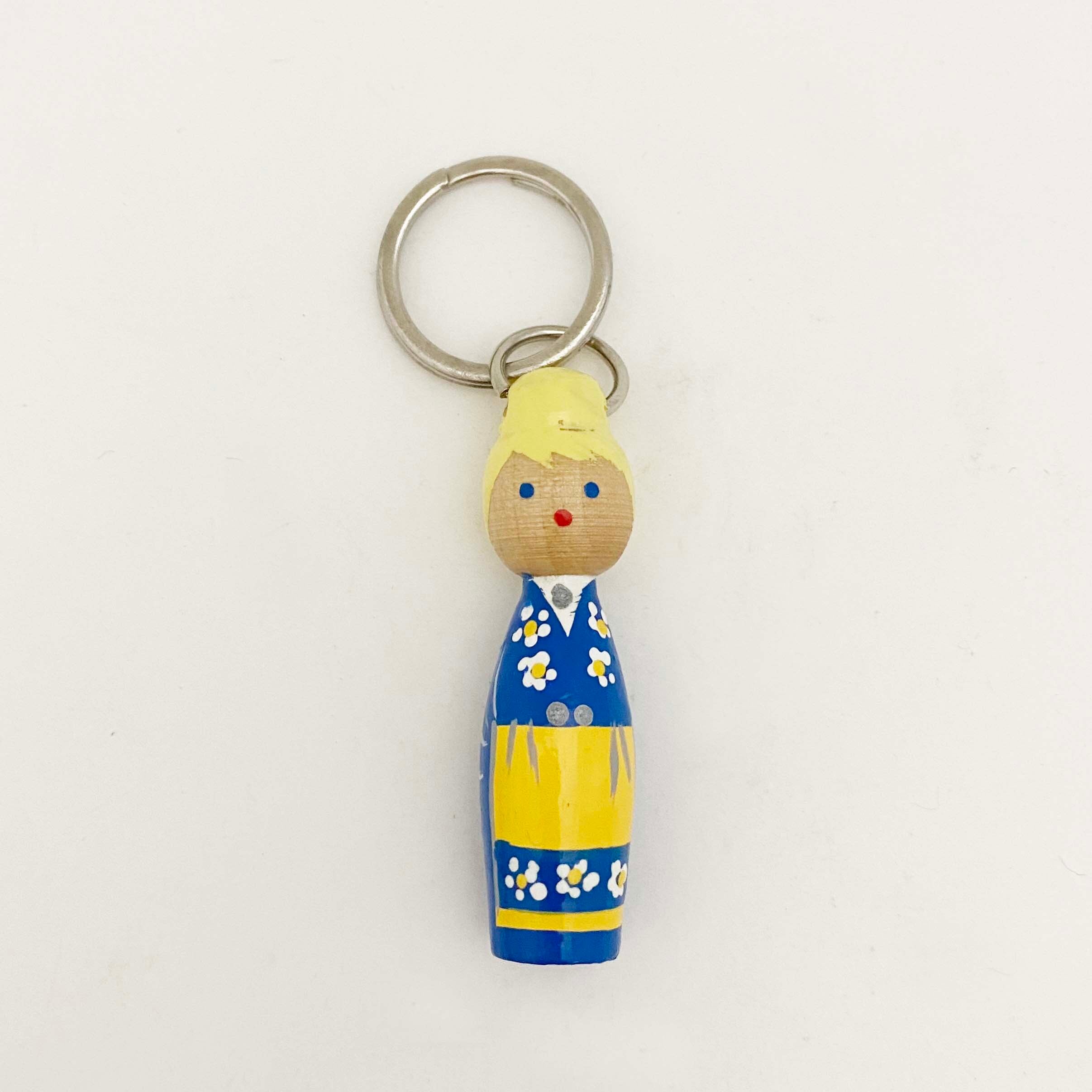 エストニアのこけしキーホルダー（花のワンピース）