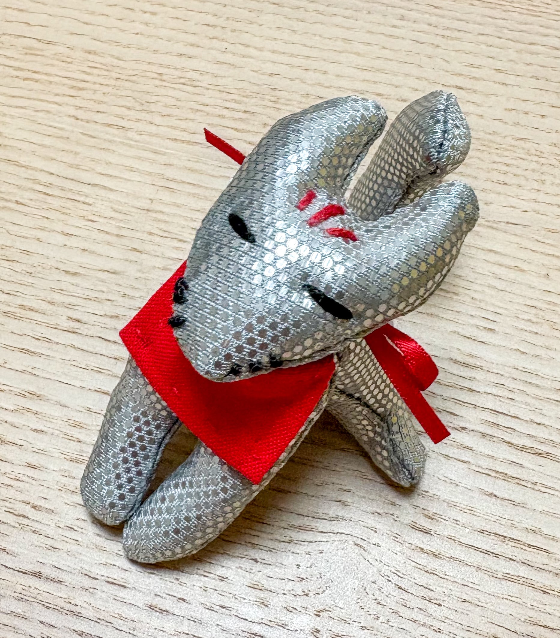 銀色のお稲荷さまのぬいぐるみ