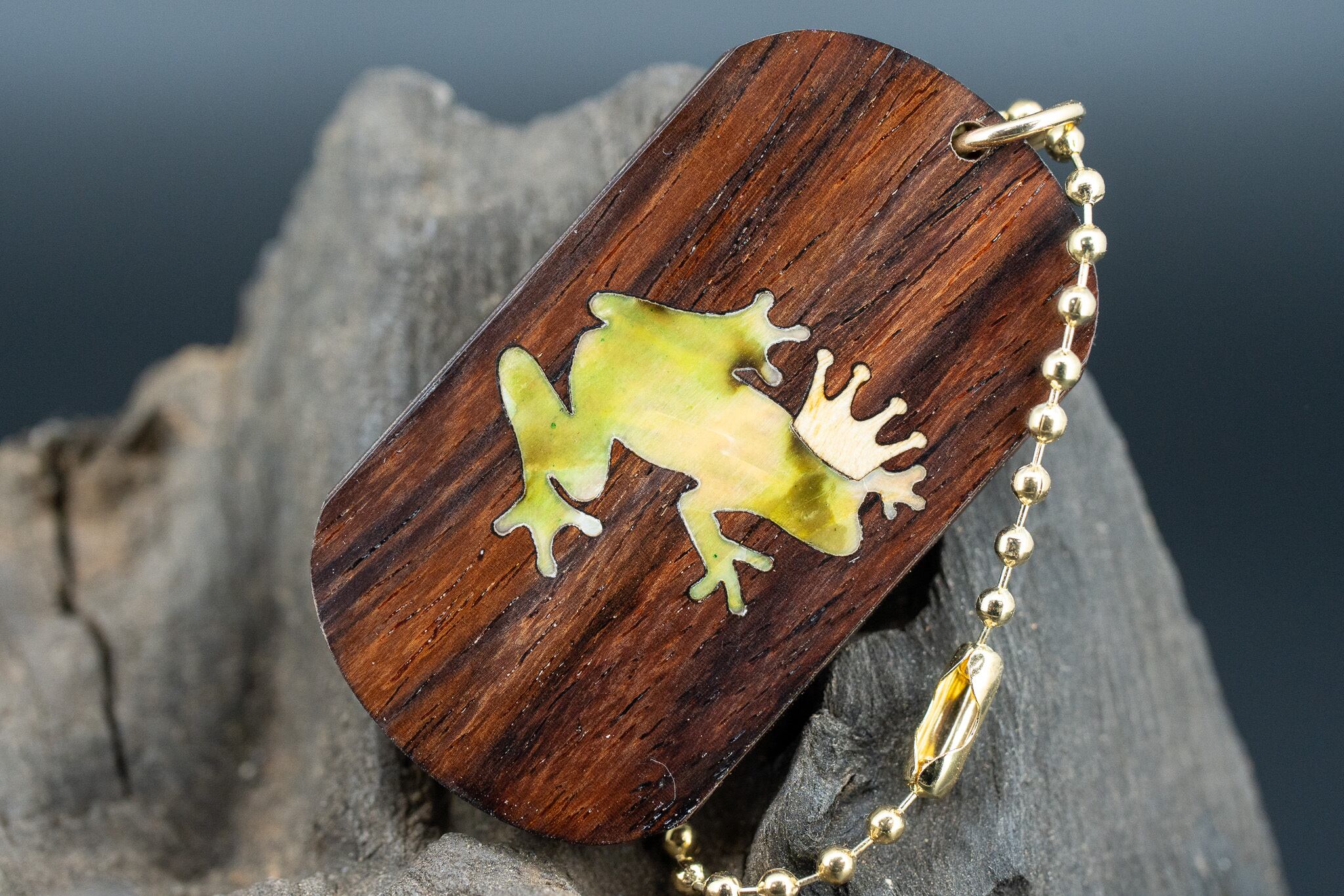 【唐木三大銘木】 紫檀 (ソノケリン) ドッグタグ 象嵌 カエルの王様