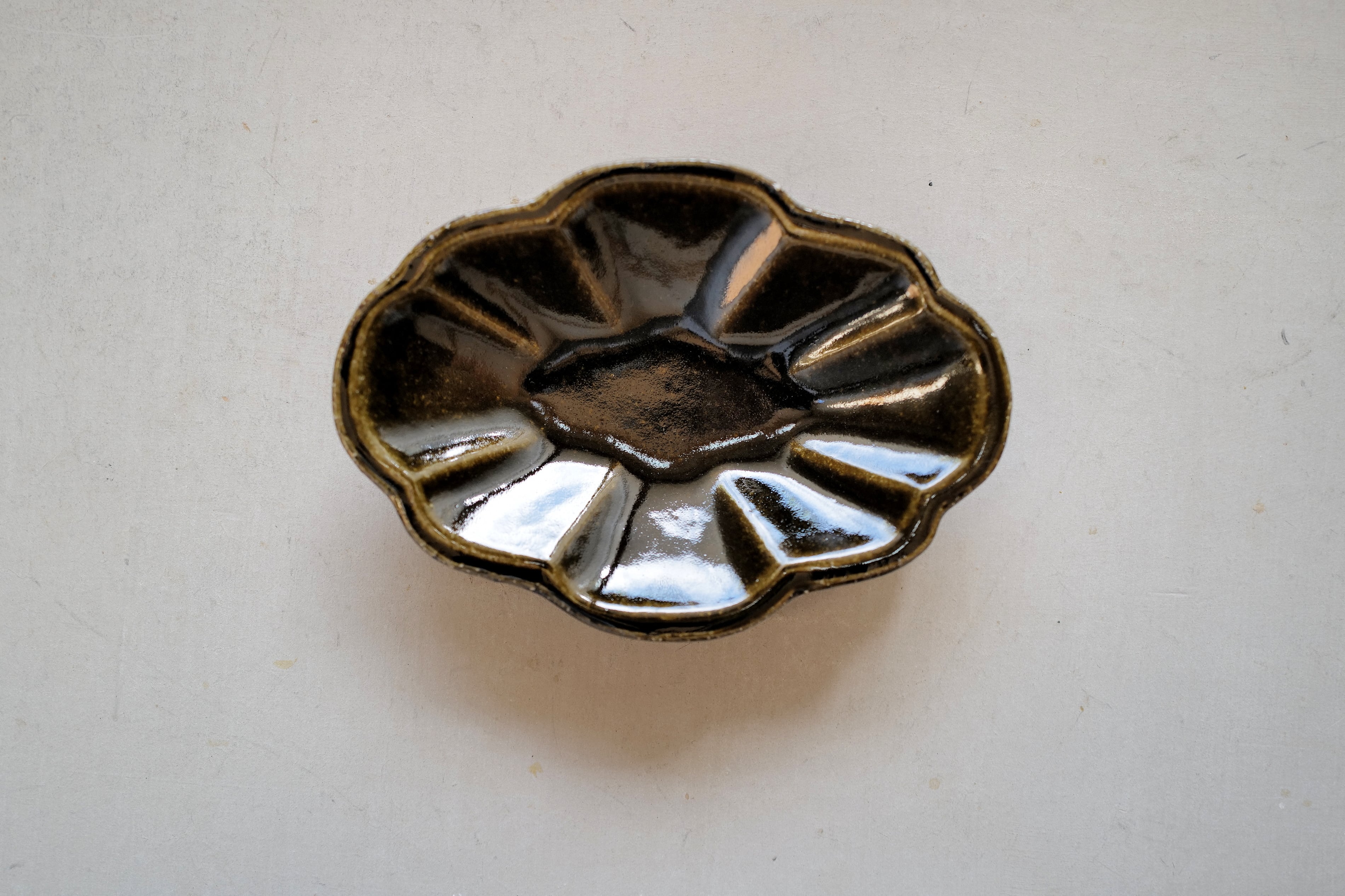 余宮隆 16.飴釉木の葉皿 | 陶屋なづな