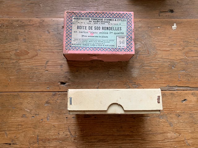 フランス語文字が入った可愛い紙の箱(ベージュ)