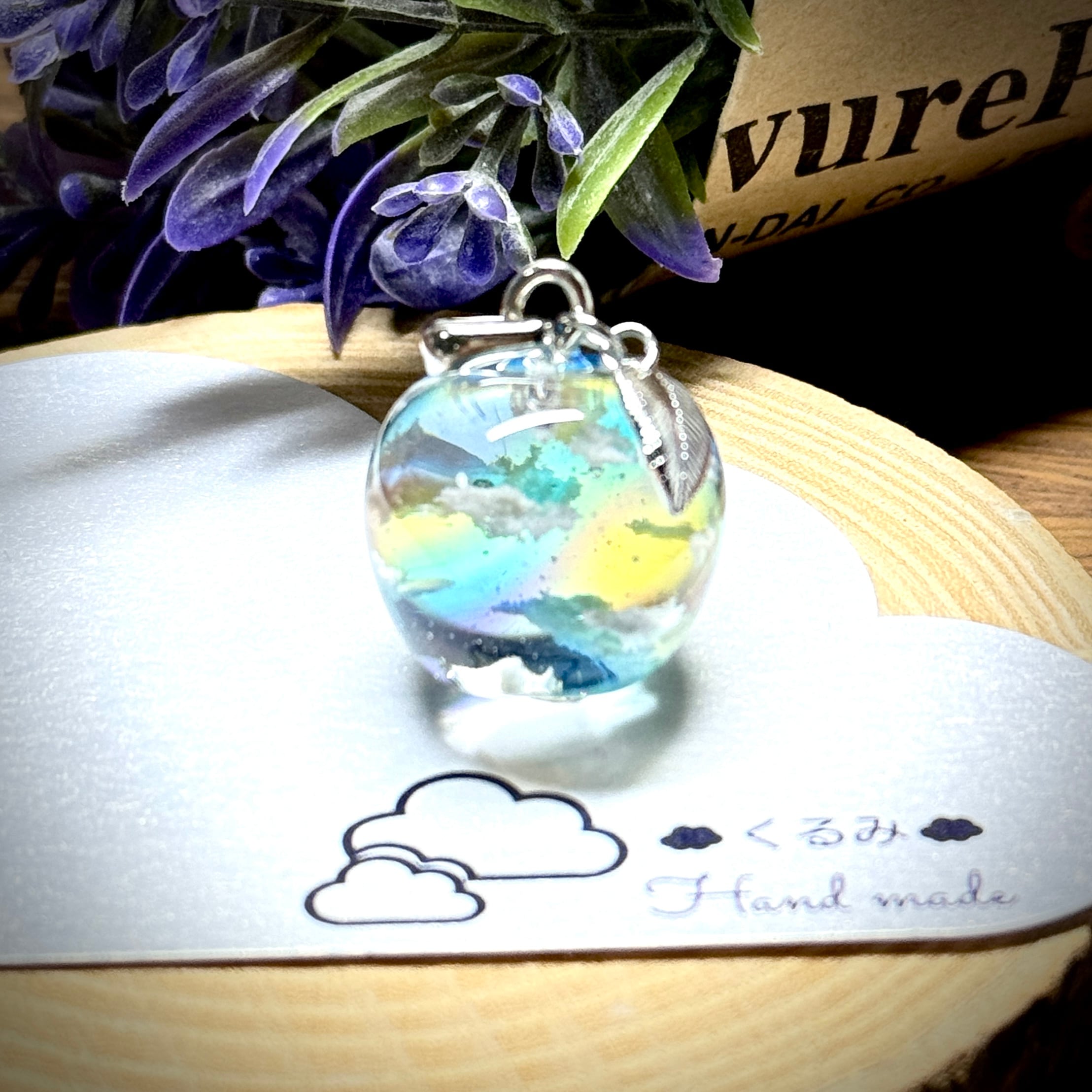 雲&空ペンダント りんご型 青空にかかる虹 E